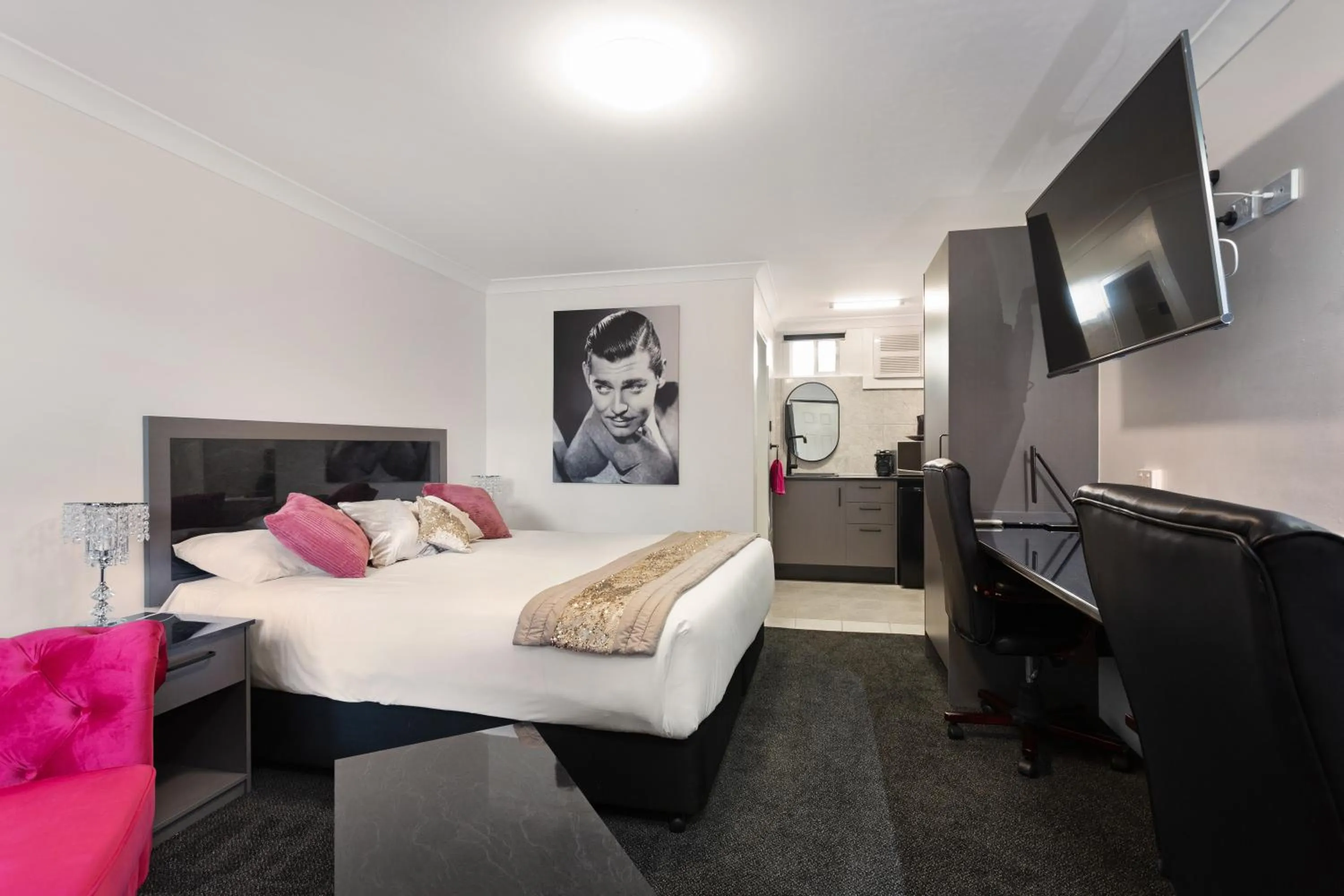 Photo of the whole room, Bed in Alabaster Motor Inn