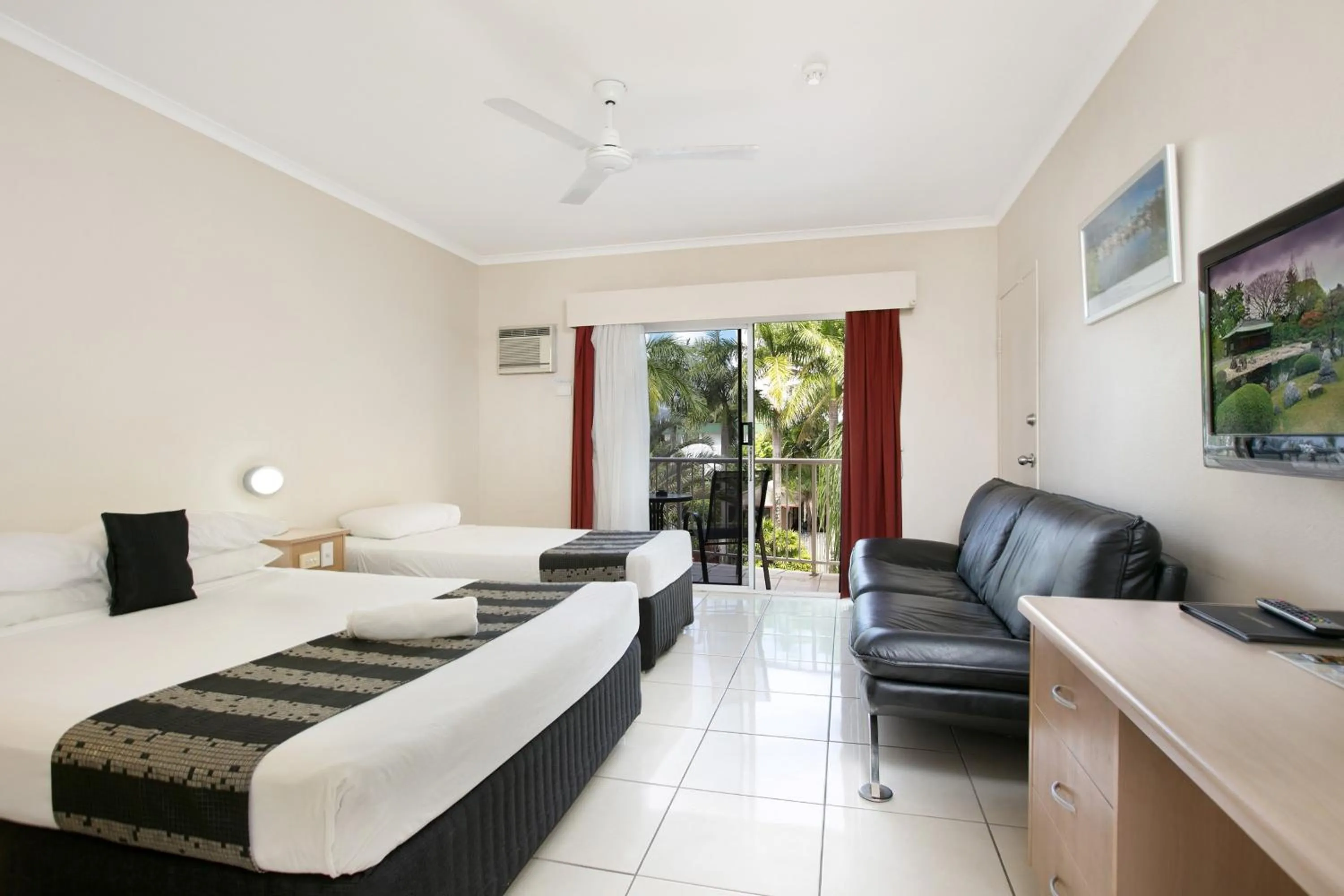 Photo of the whole room, Bed in Cairns City Sheridan Motel