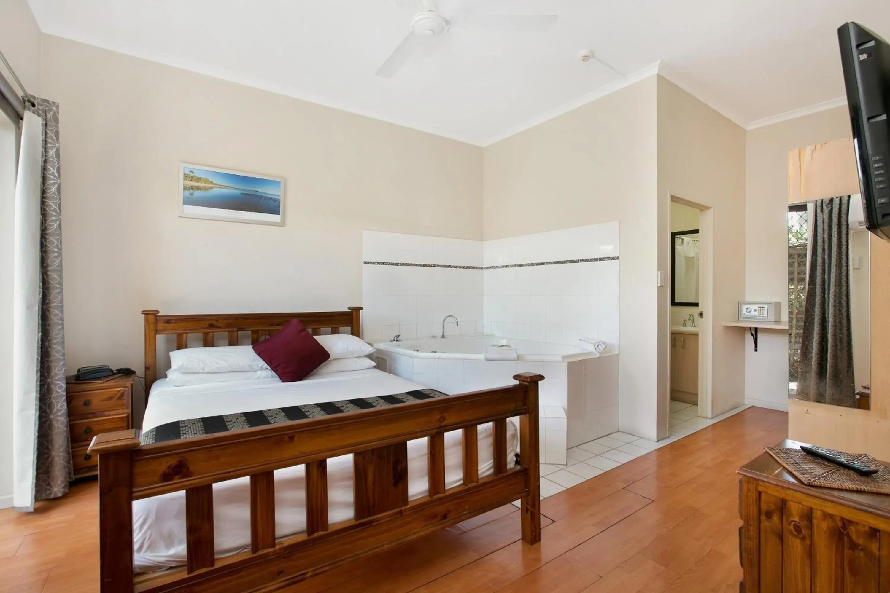 Suite with Spa Bath in Cairns City Sheridan Motel Suite with Spa Bath in Cairns City Sheridan Motel