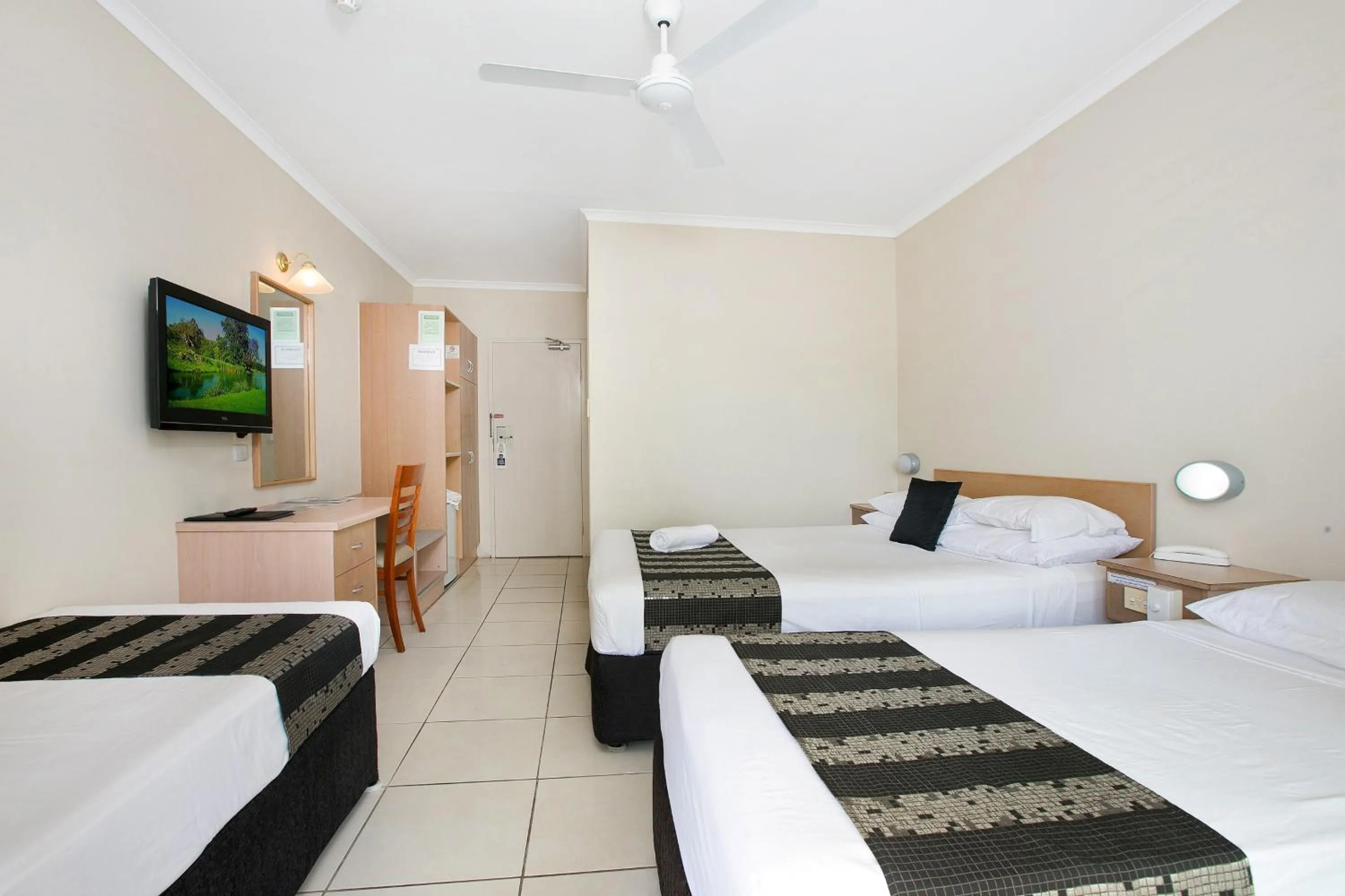 Photo of the whole room, Bed in Cairns City Sheridan Motel