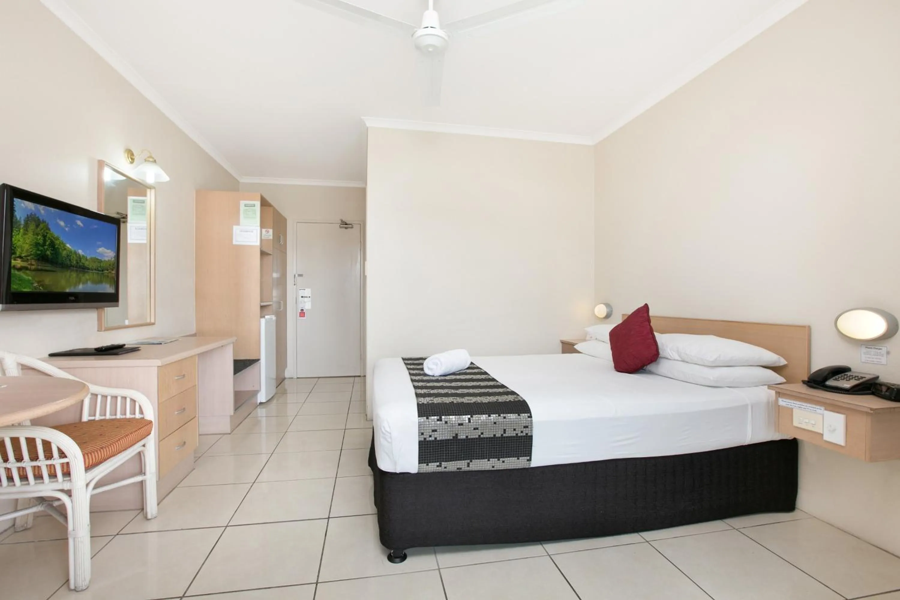 Photo of the whole room, Bed in Cairns City Sheridan Motel