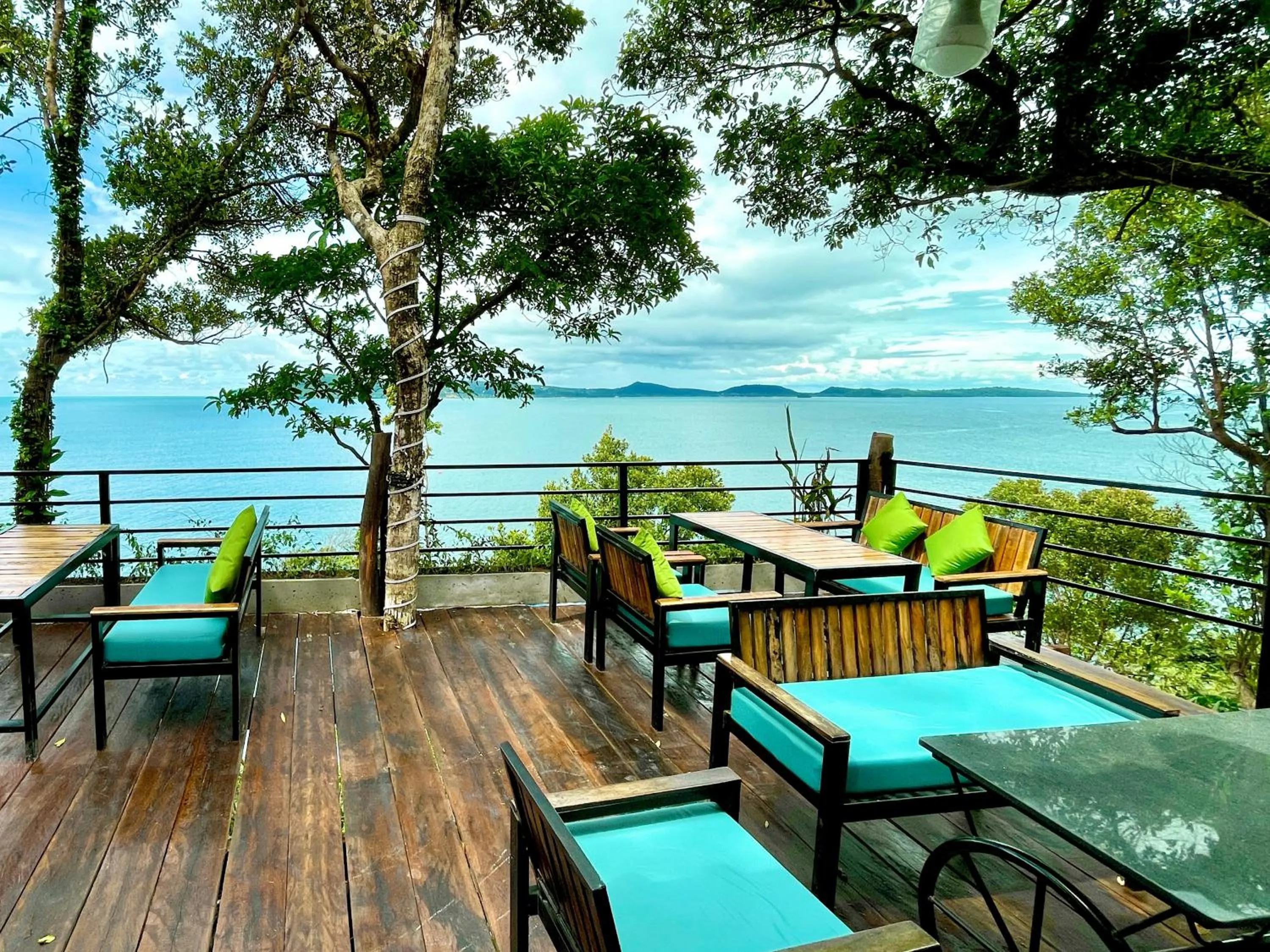 Restaurant/places to eat in The Cliff Hostel, M'Pay Bay