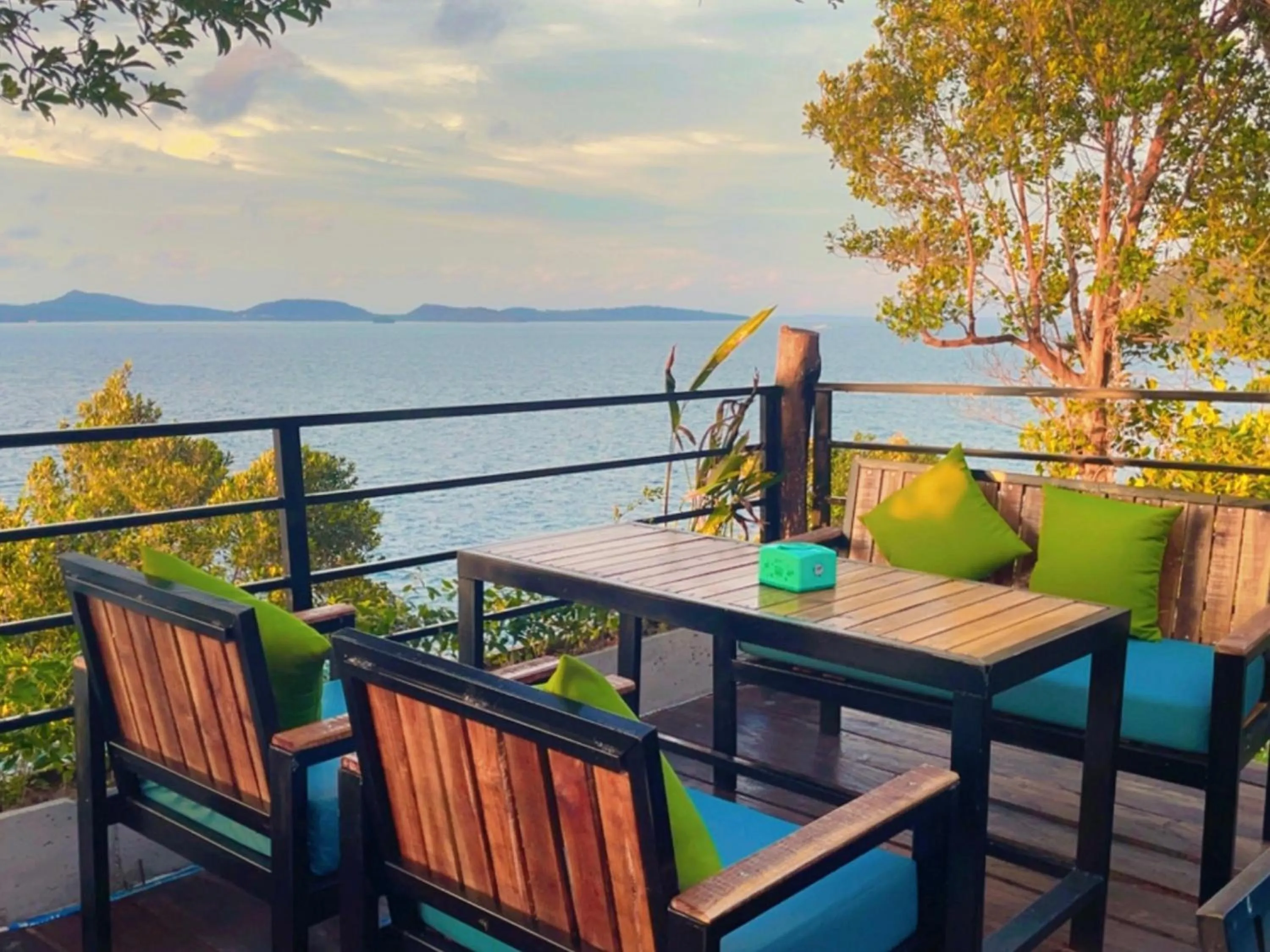 Restaurant/places to eat in The Cliff Hostel, M'Pay Bay