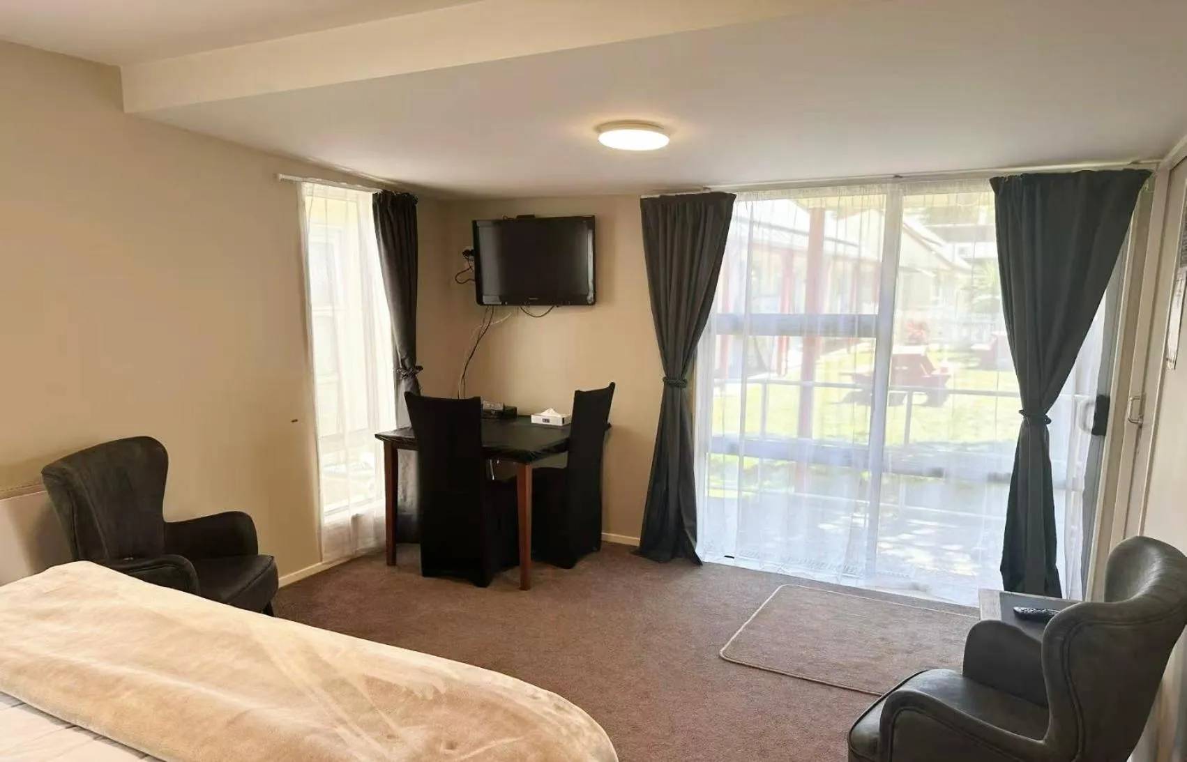 Bed in Castles Motel & Driftwood Motel