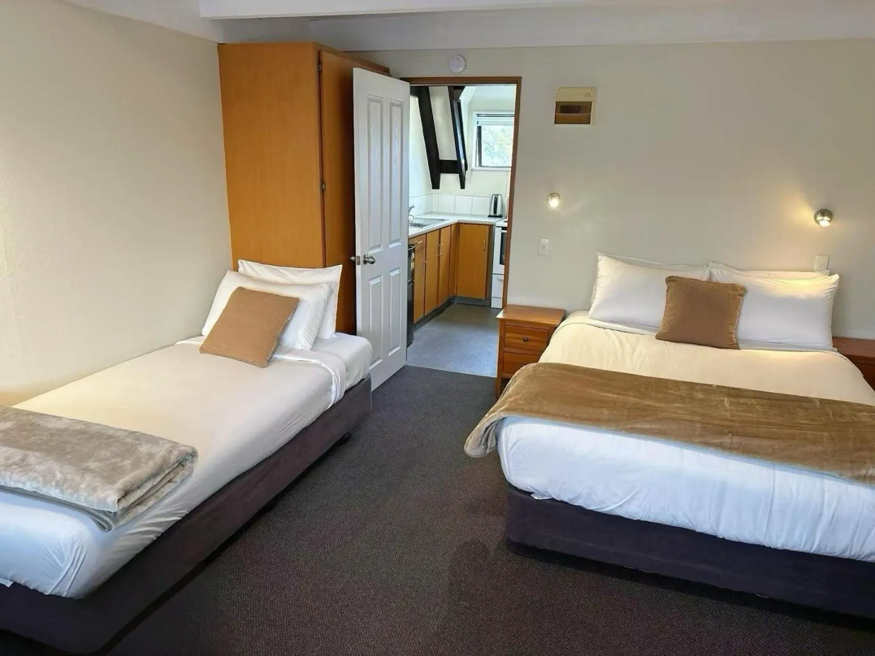 Bed in Castles Motel & Driftwood Motel