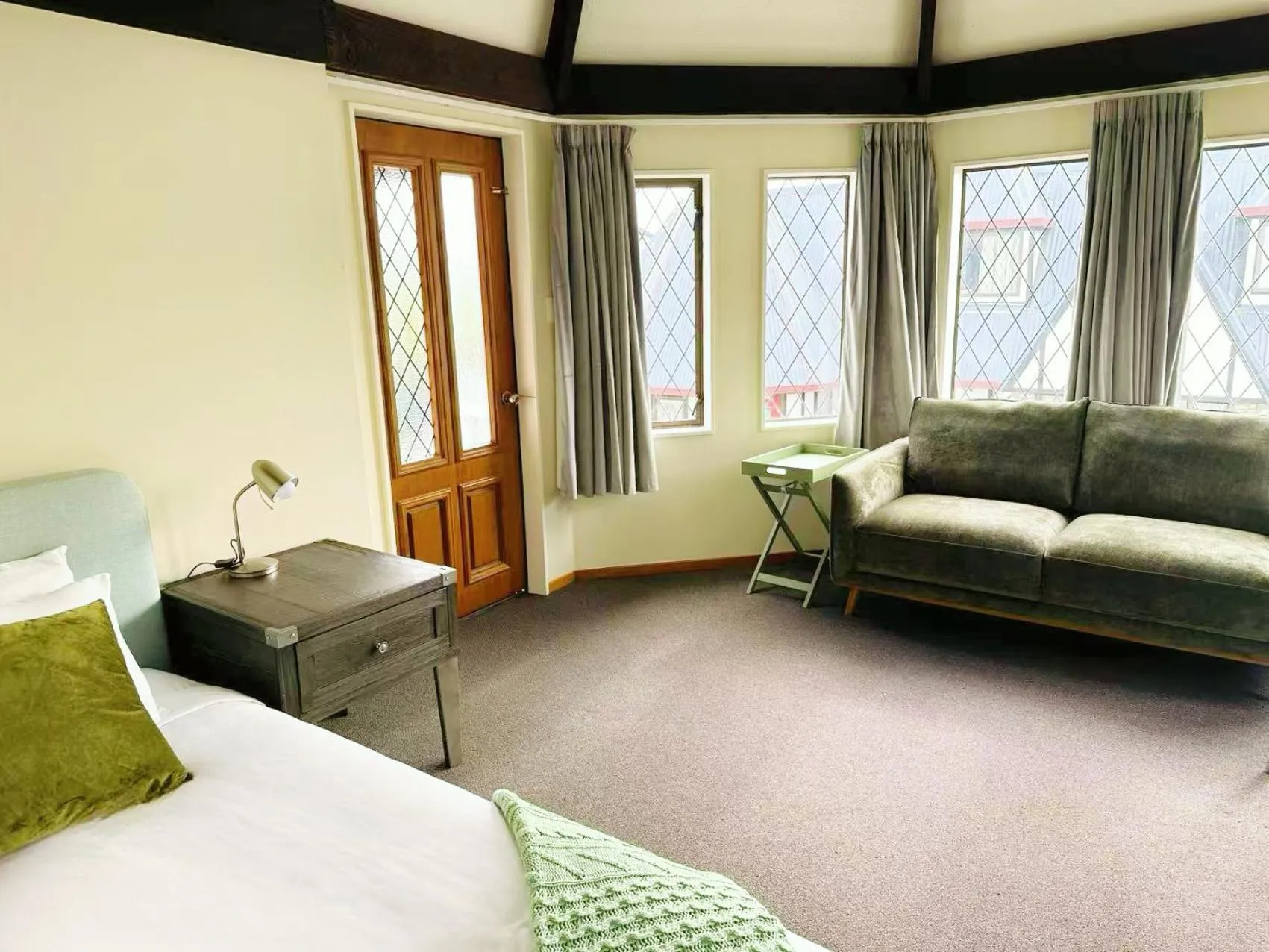 Bed in Castles Motel & Driftwood Motel