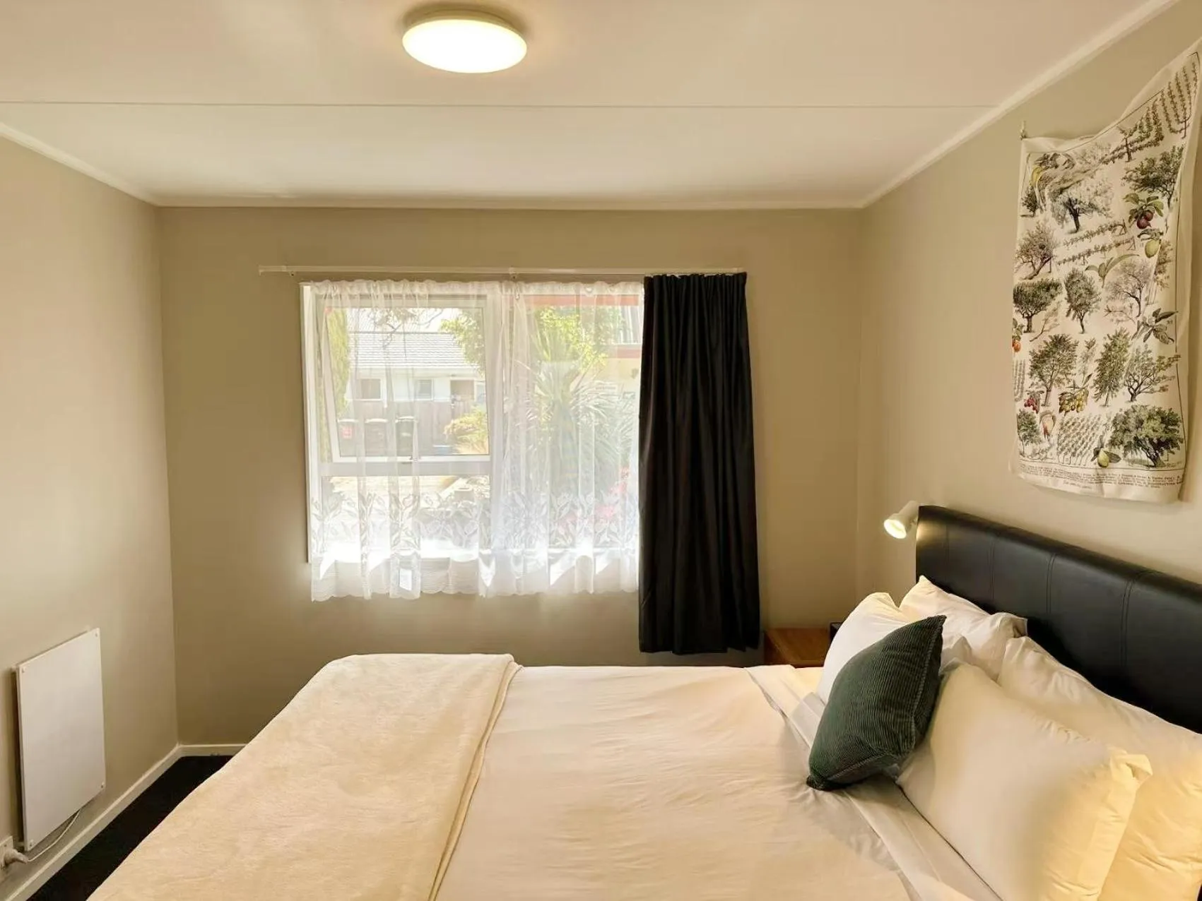 Bed in Castles Motel & Driftwood Motel