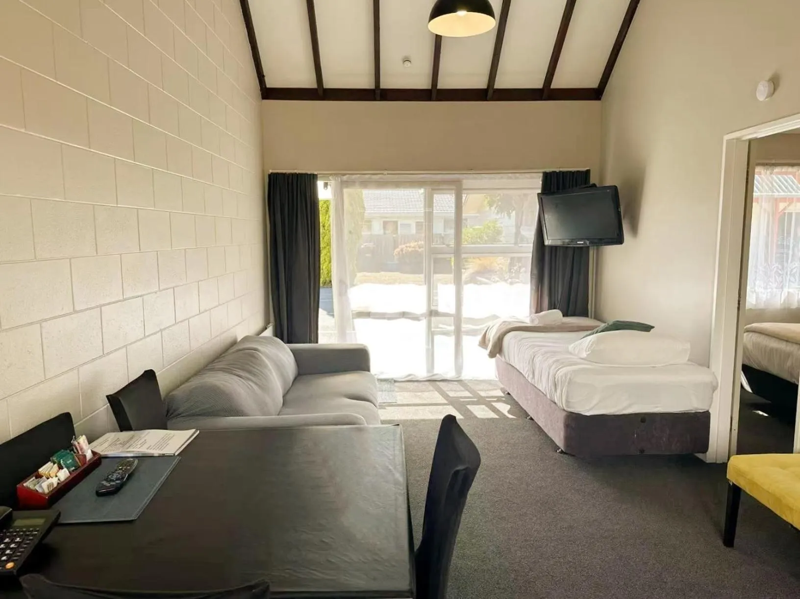 Bed in Castles Motel & Driftwood Motel