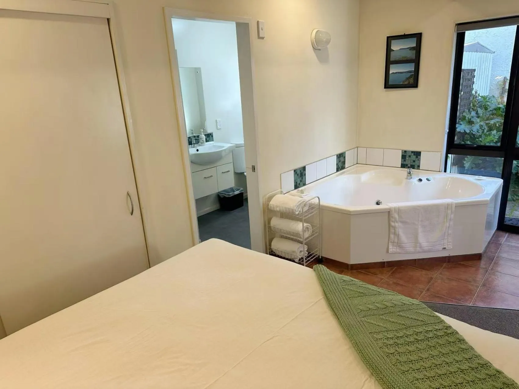 Bed in Castles Motel & Driftwood Motel