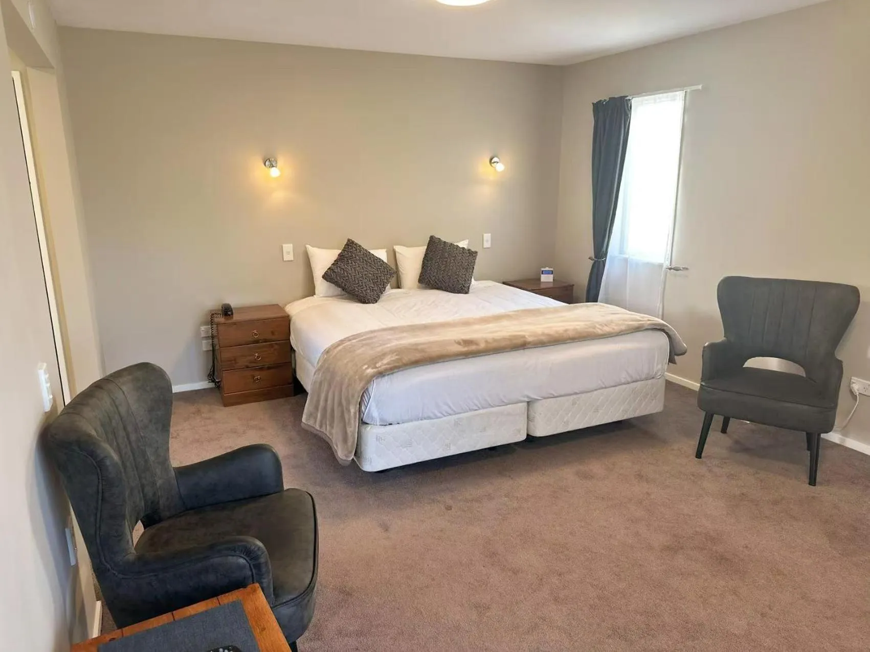 Bed in Castles Motel & Driftwood Motel