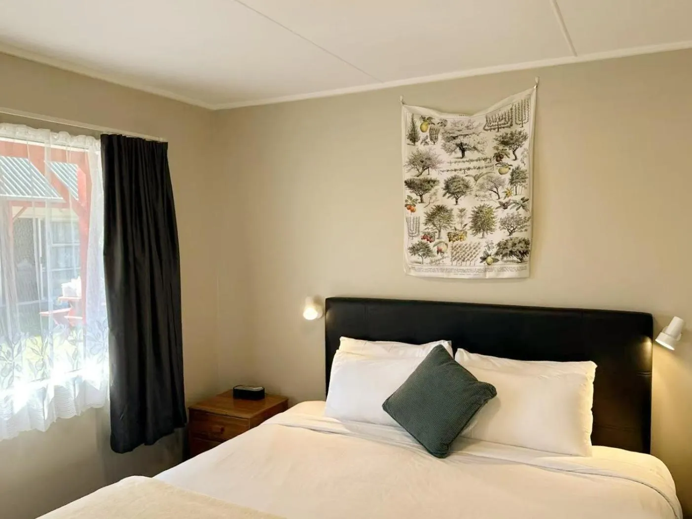 Bed in Castles Motel & Driftwood Motel