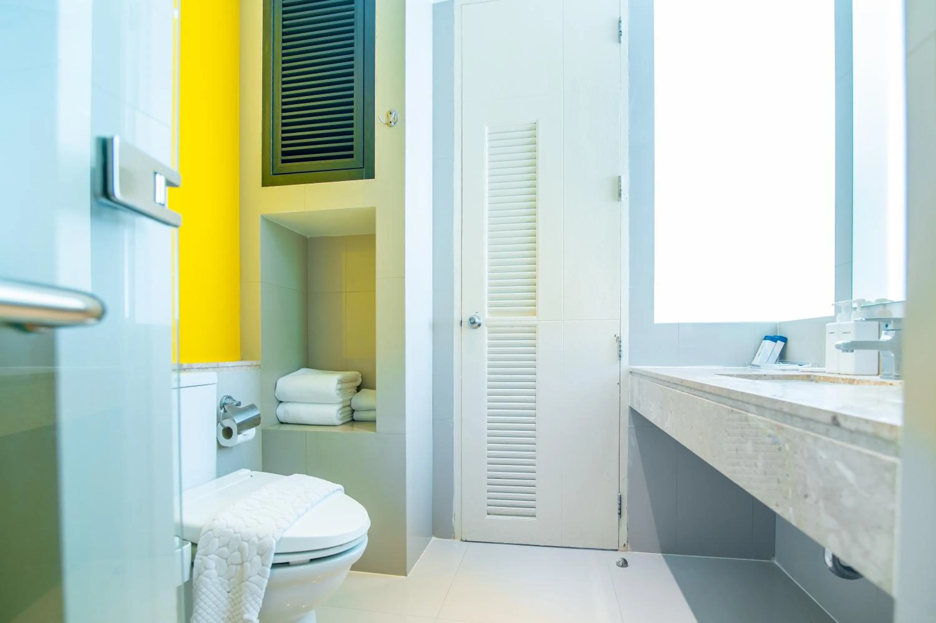 Toilet in The Lantern Resorts Patong