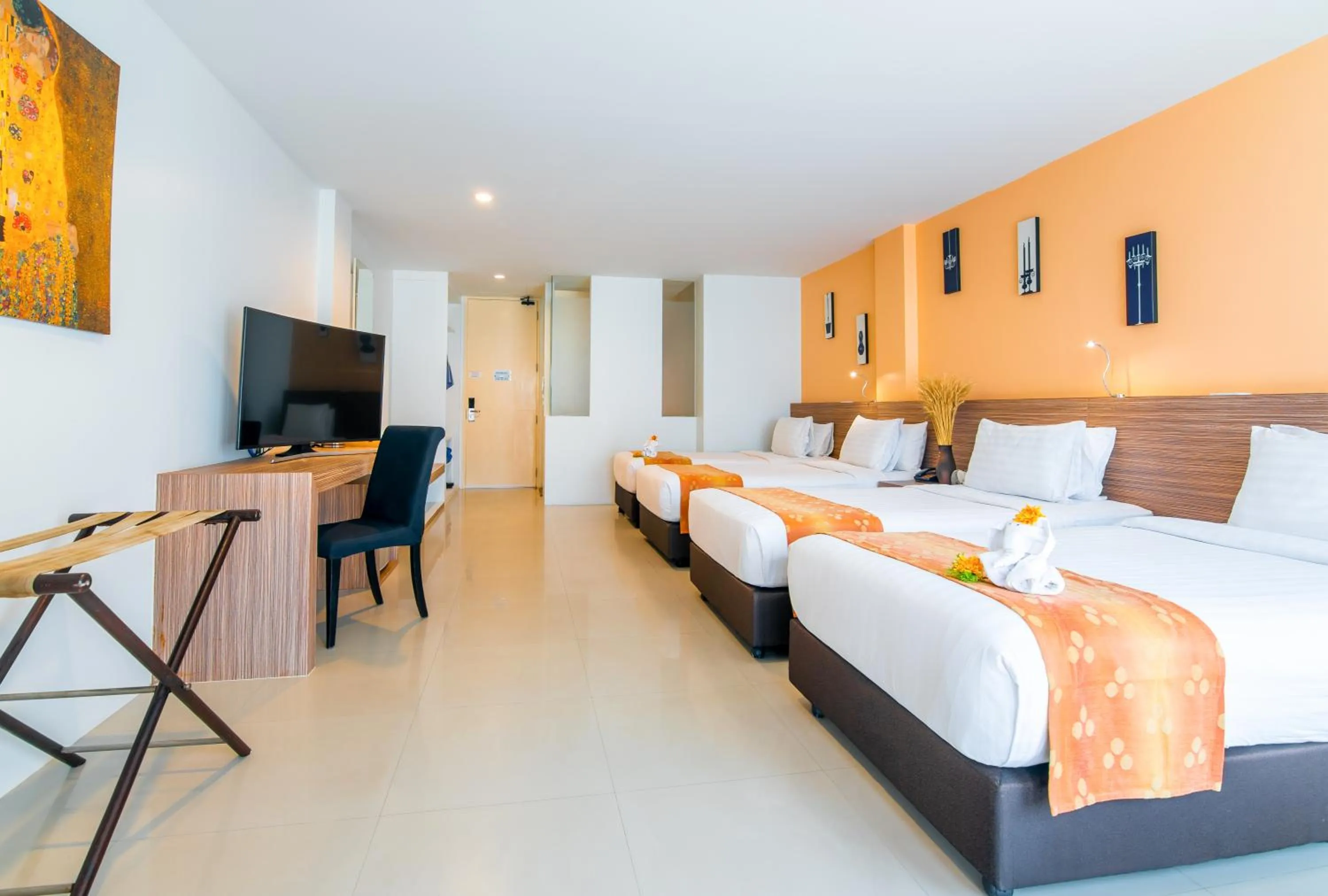 Bed in The Lantern Resorts Patong