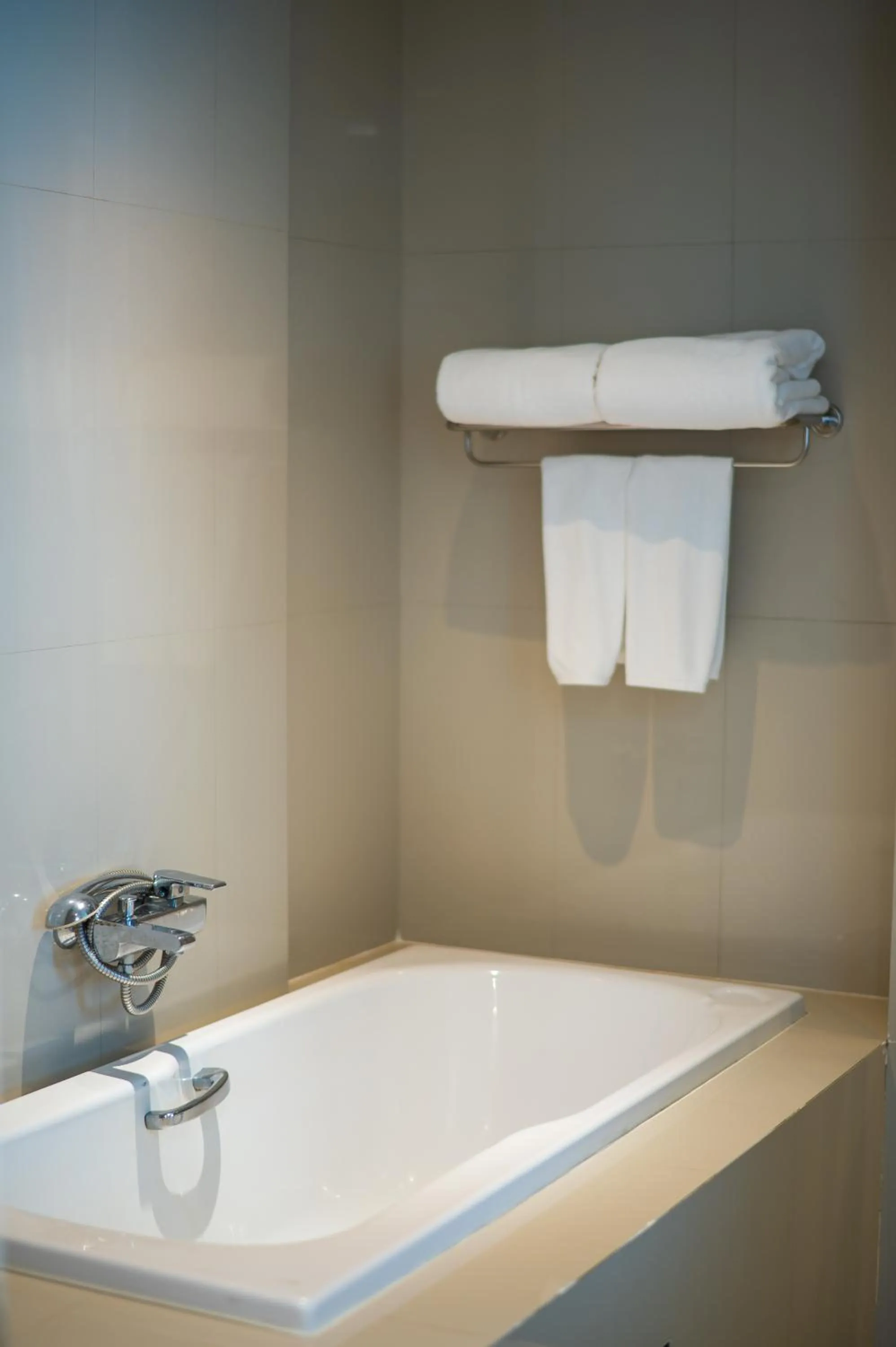 Bath in The Lantern Resorts Patong