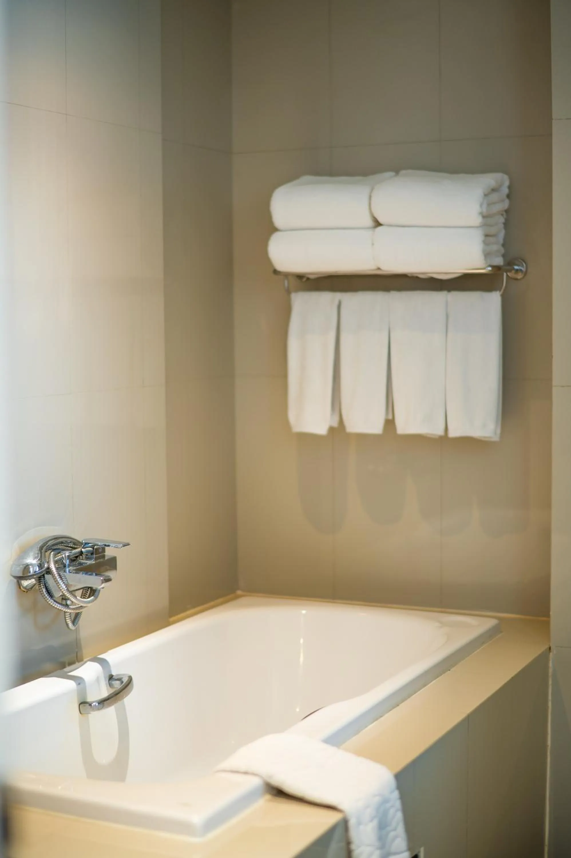 Bath in The Lantern Resorts Patong