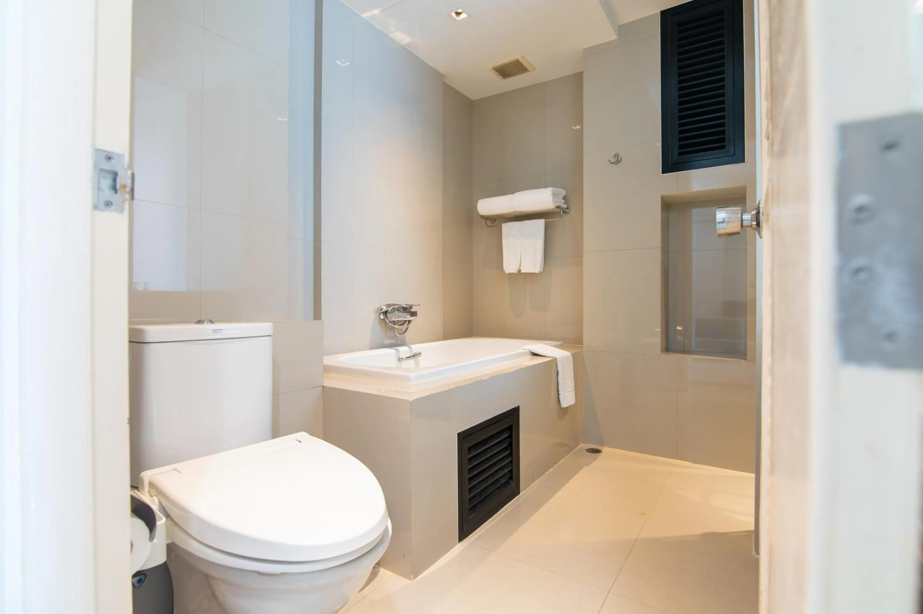 Bath in The Lantern Resorts Patong