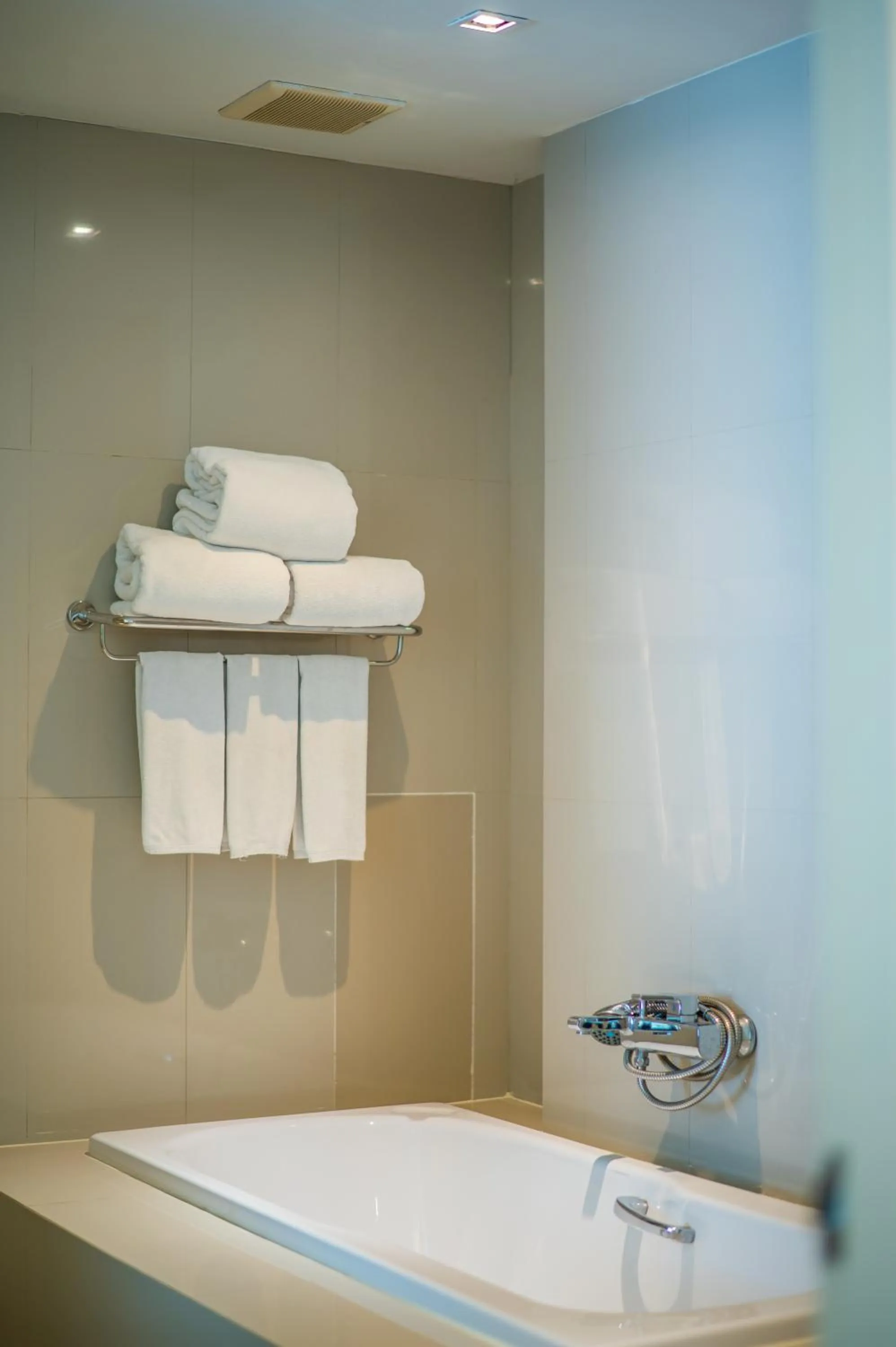 Bath in The Lantern Resorts Patong