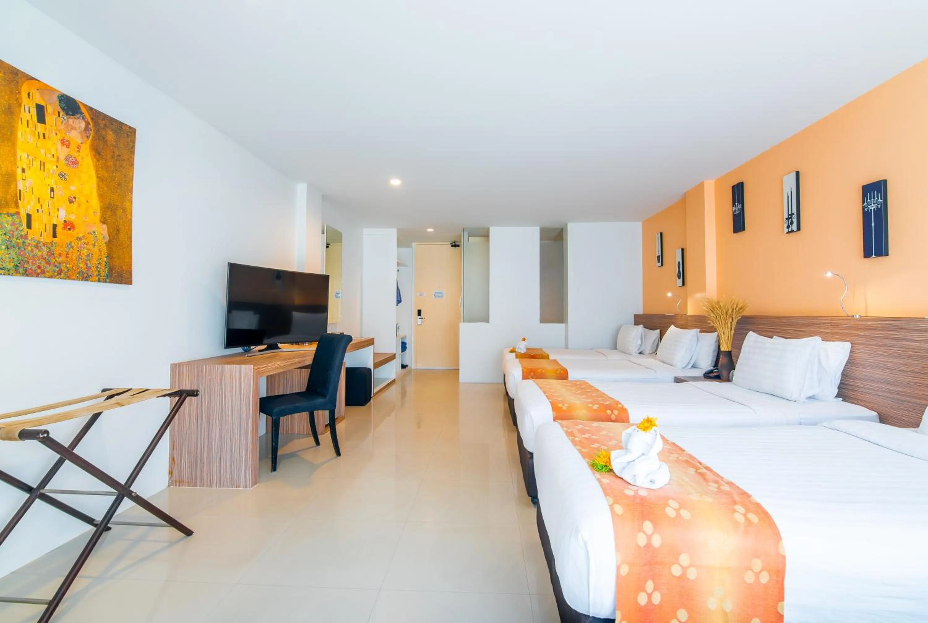 Bed in The Lantern Resorts Patong