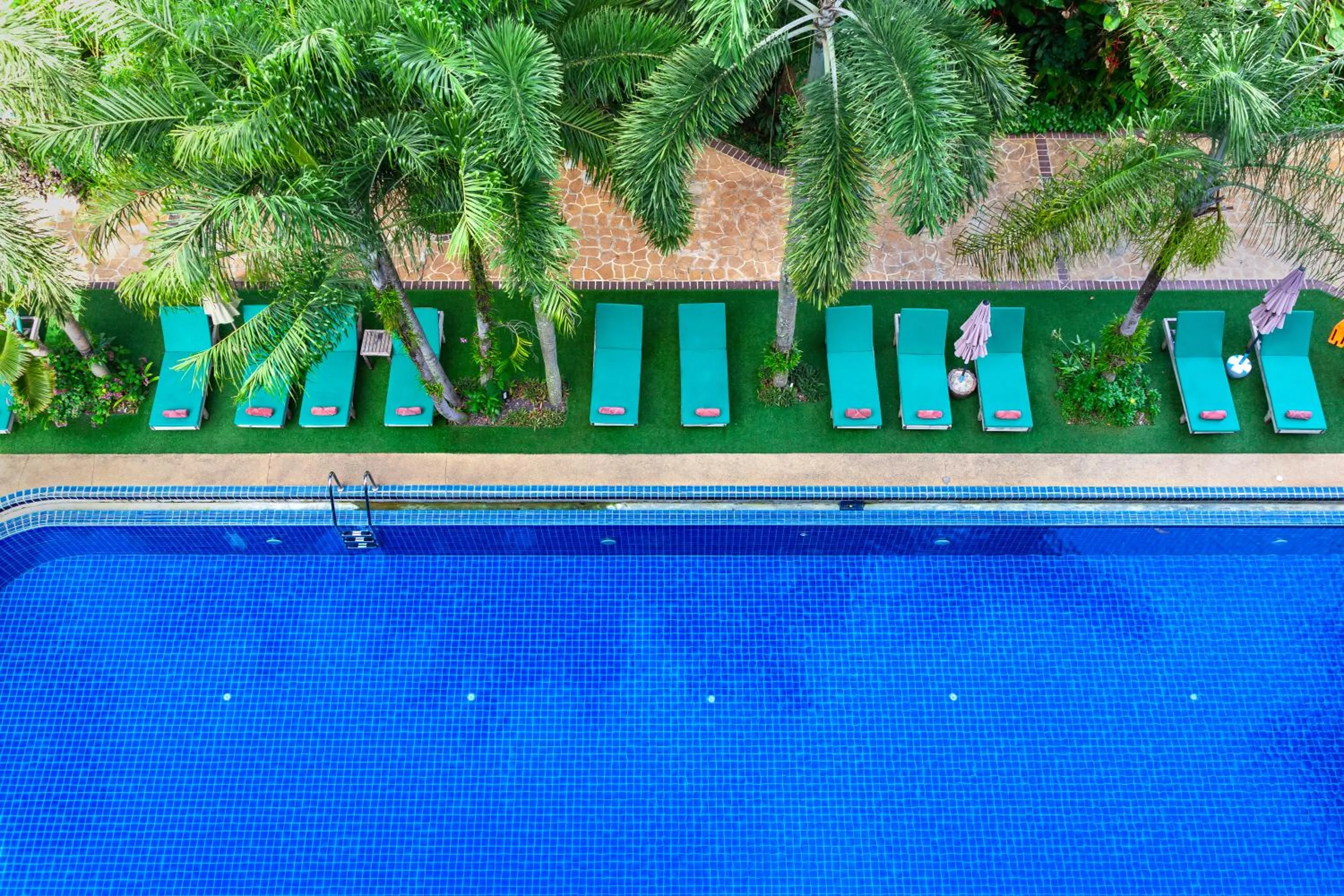 Garden in Thanthip Beach Resort Patong