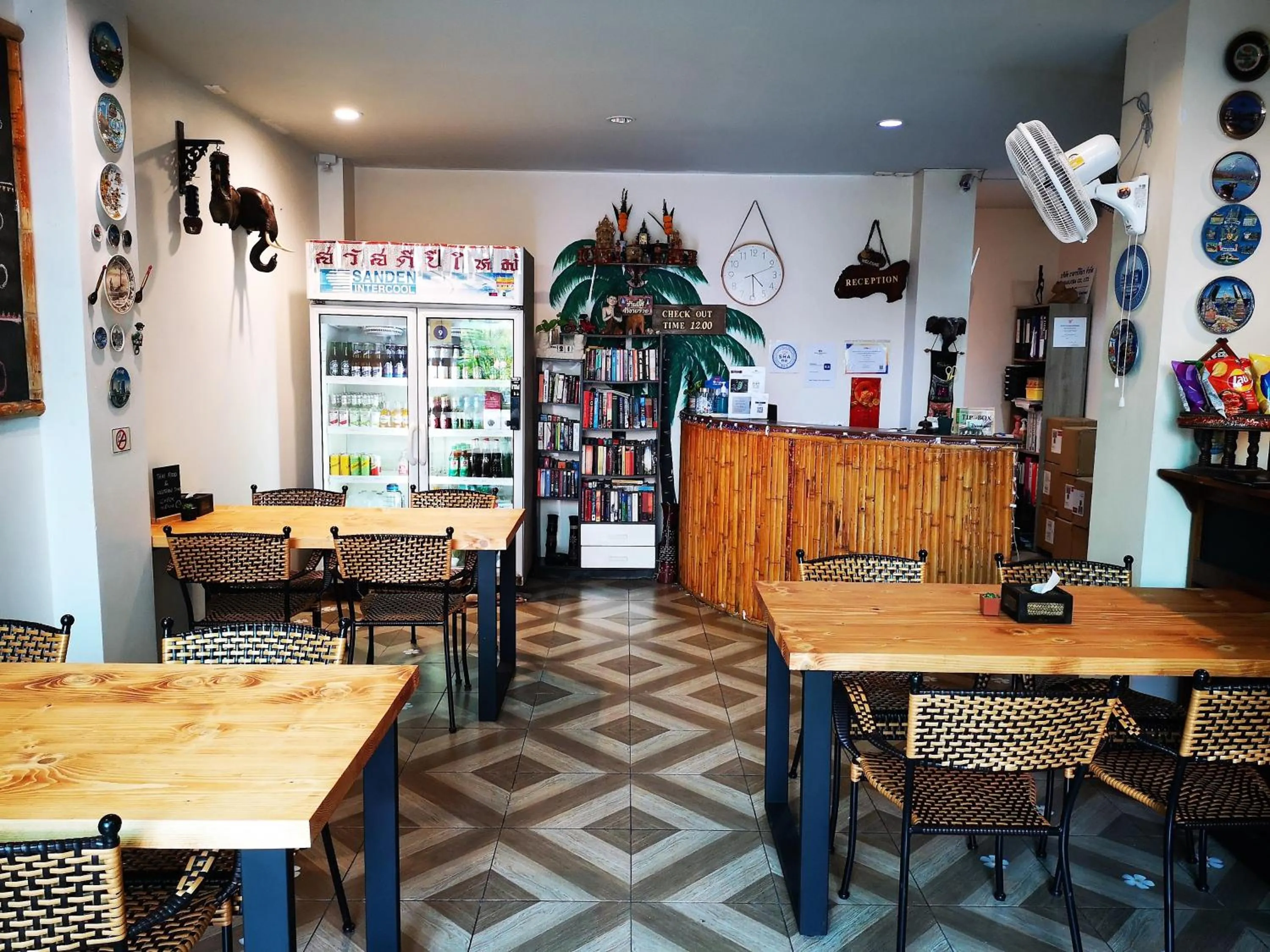 Restaurant/places to eat in Seven Seas Hotel Patong Beach