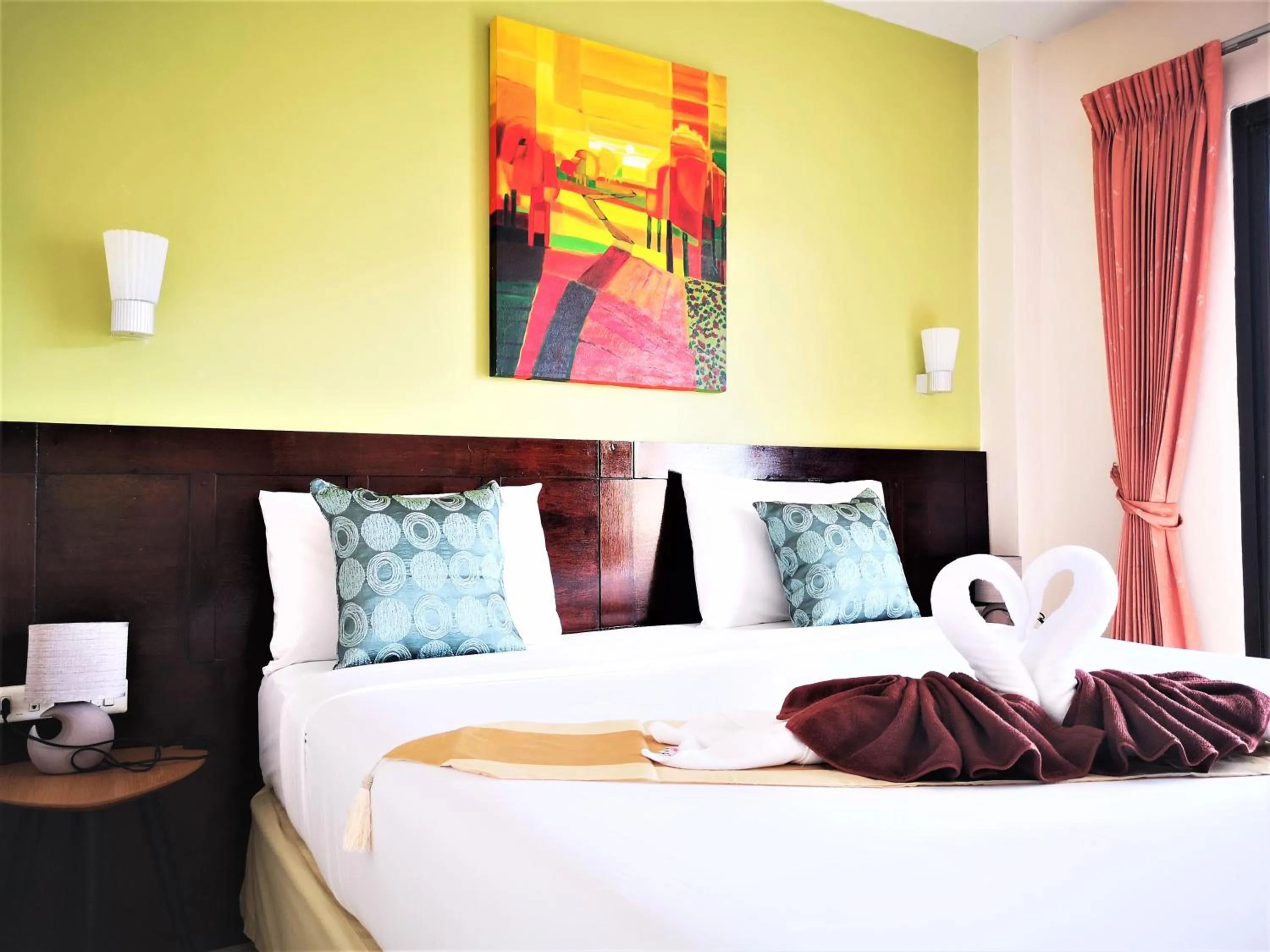 Bed in Seven Seas Hotel Patong Beach