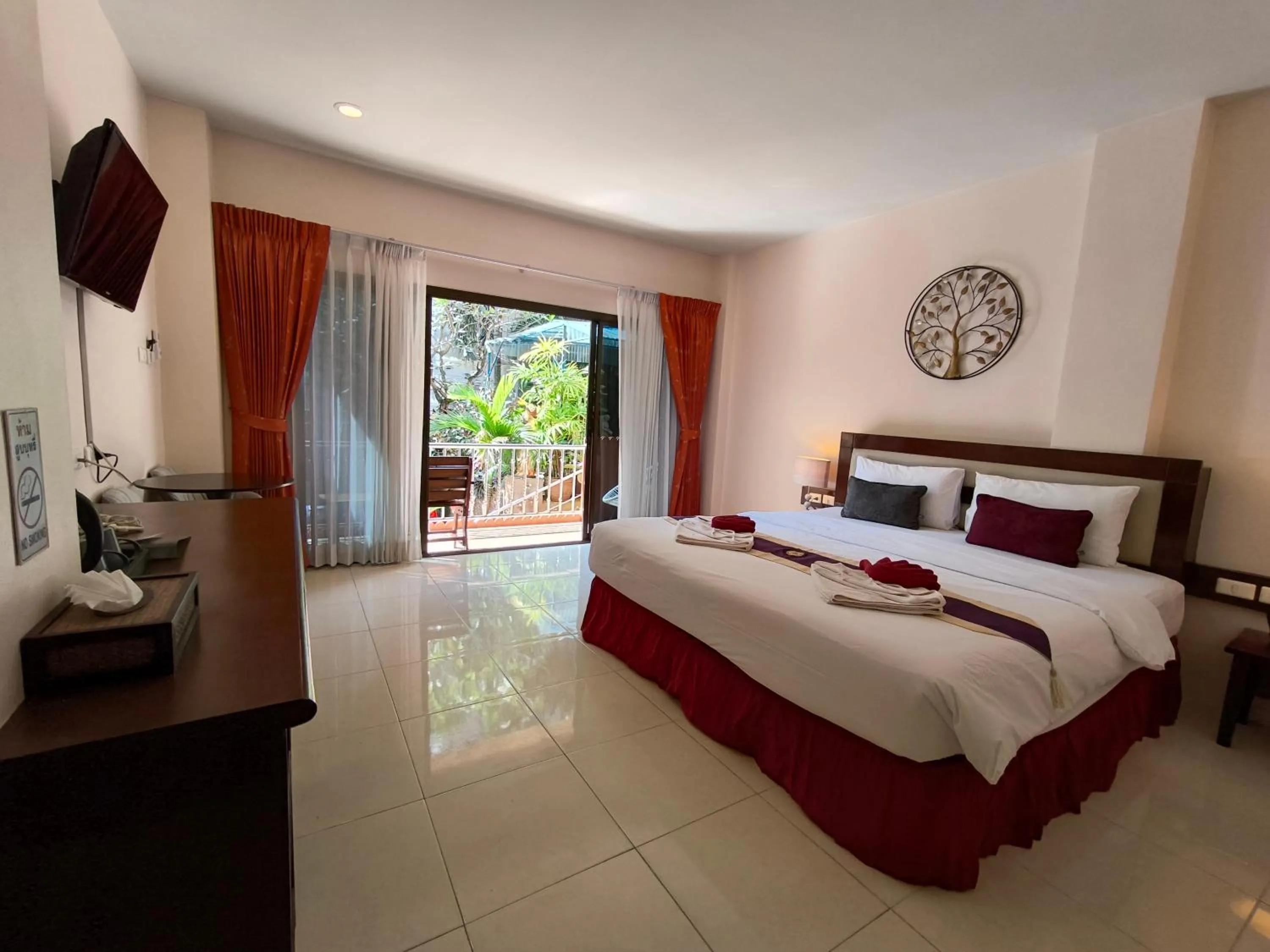 Bedroom, Bed in Seven Seas Hotel Patong Beach