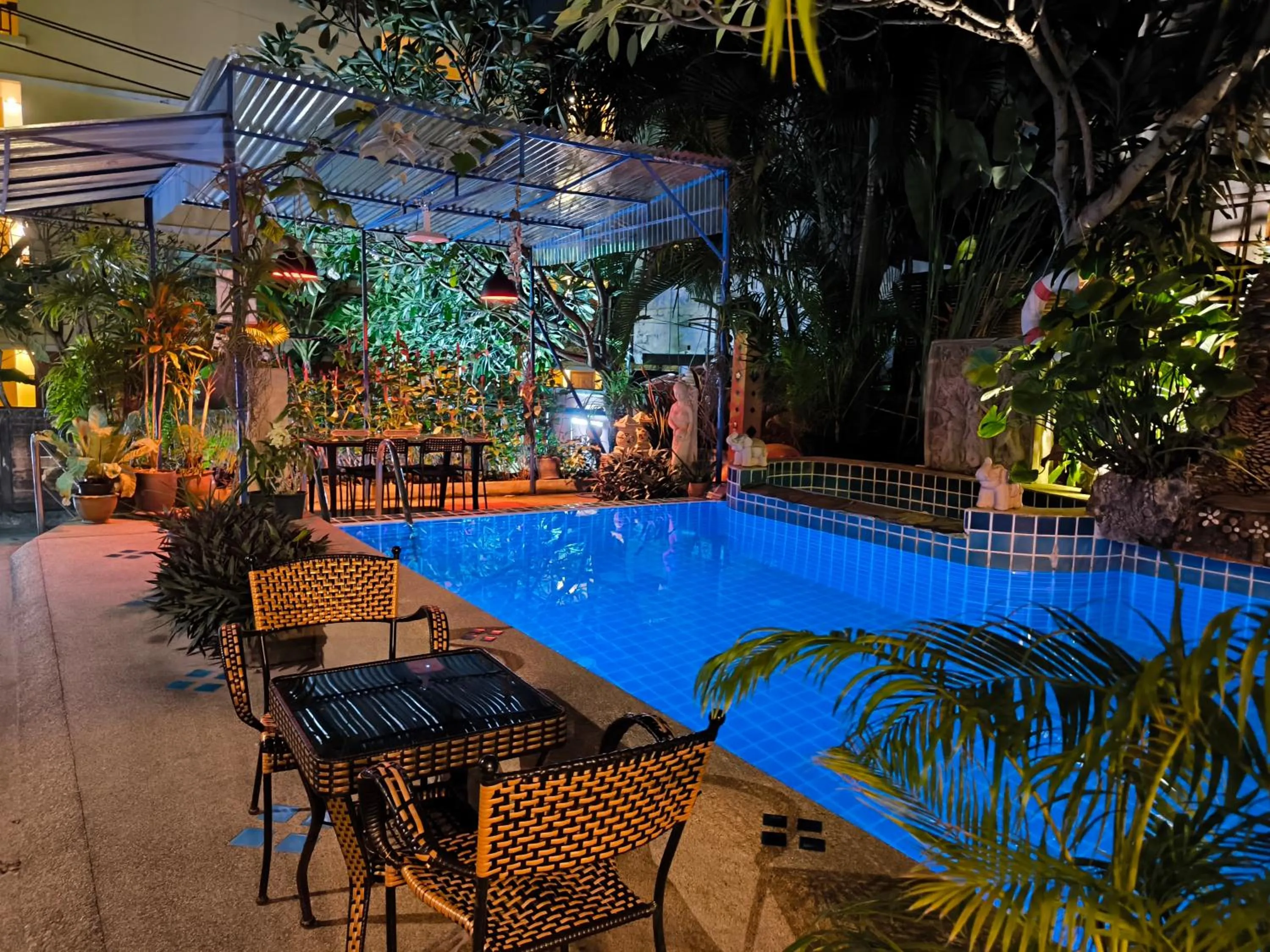 Swimming pool in Seven Seas Hotel Patong Beach