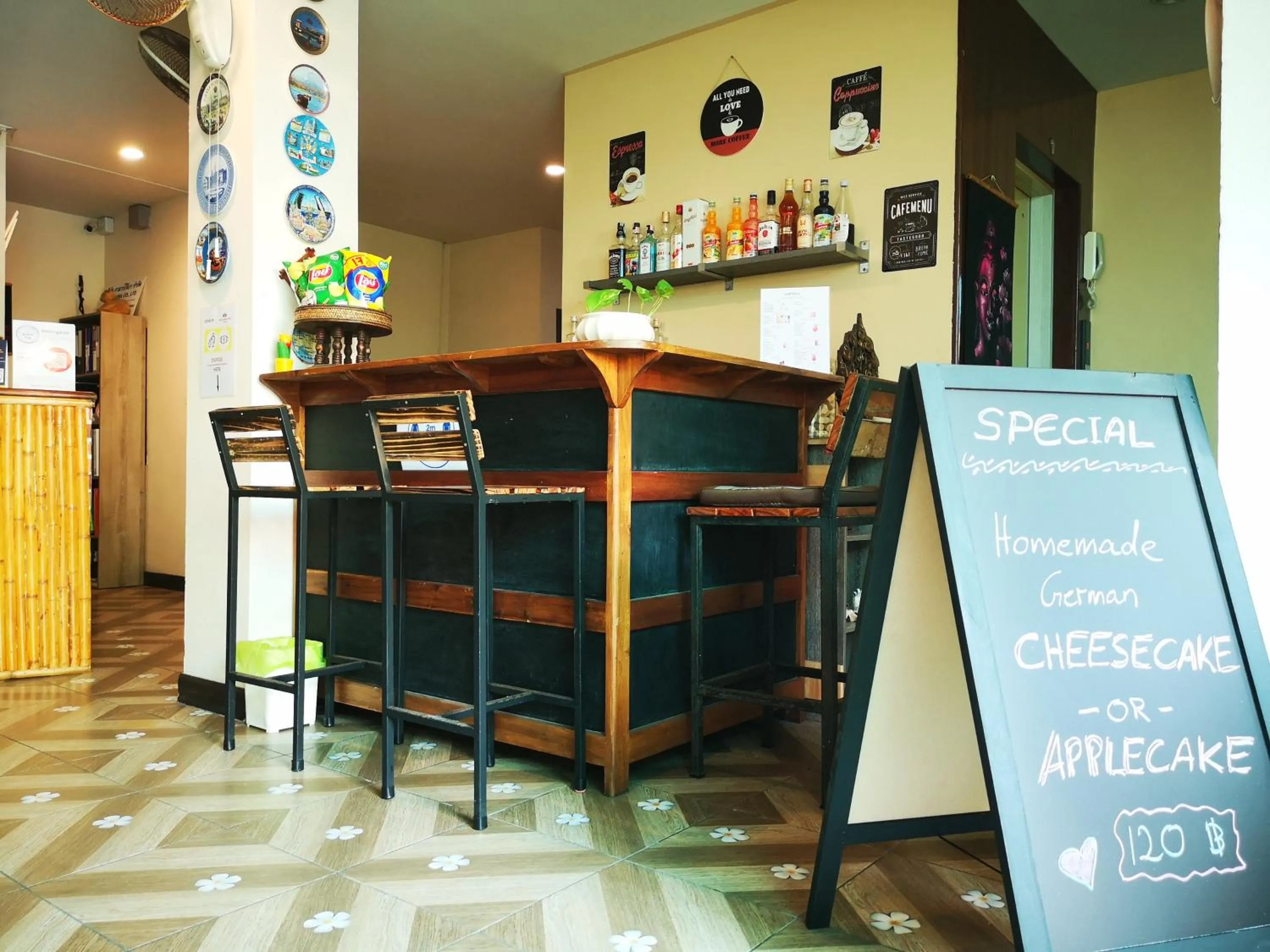 Lounge or bar in Seven Seas Hotel Patong Beach