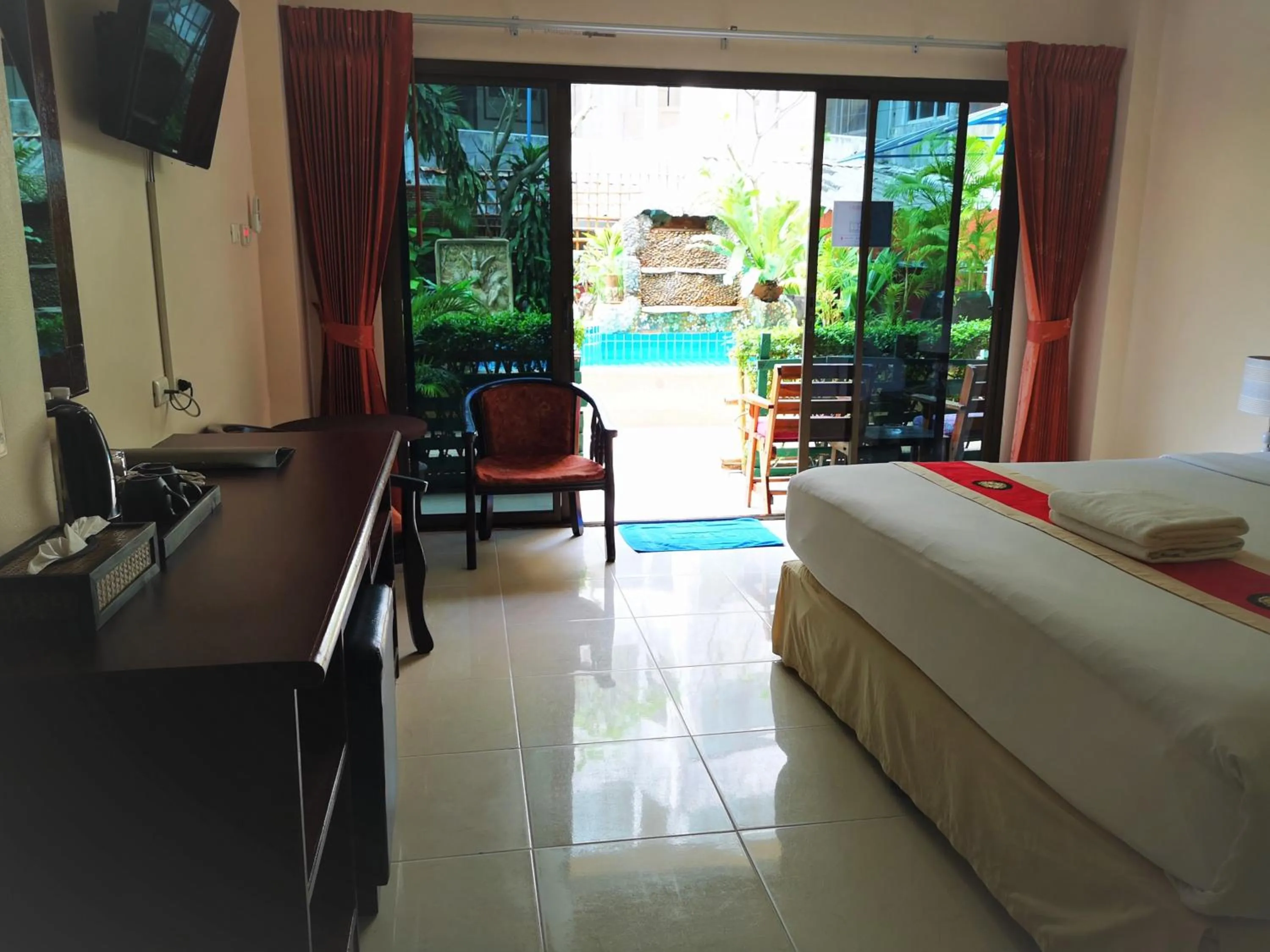 Photo of the whole room, Bed in Seven Seas Hotel Patong Beach