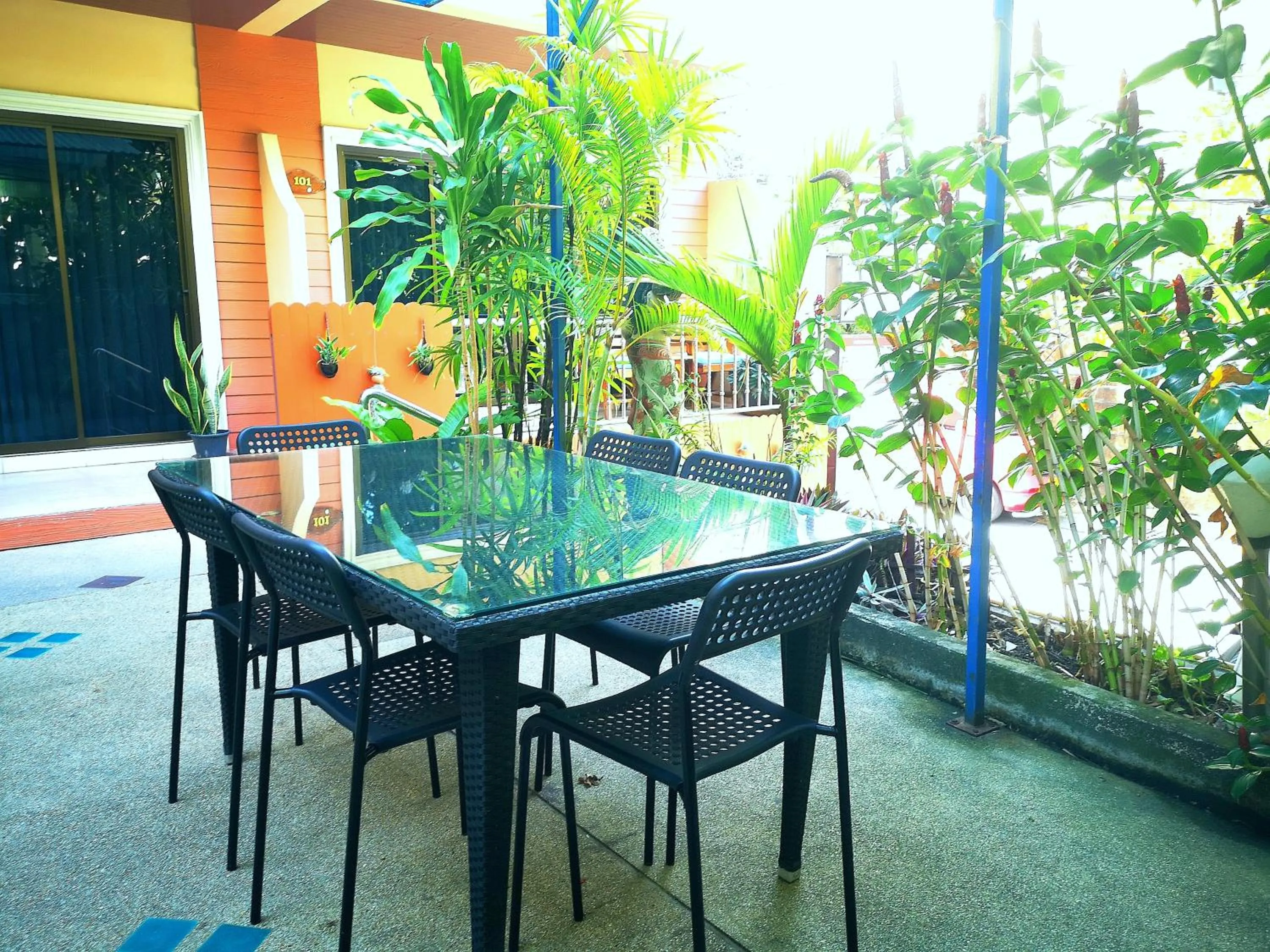 Restaurant/places to eat in Seven Seas Hotel Patong Beach