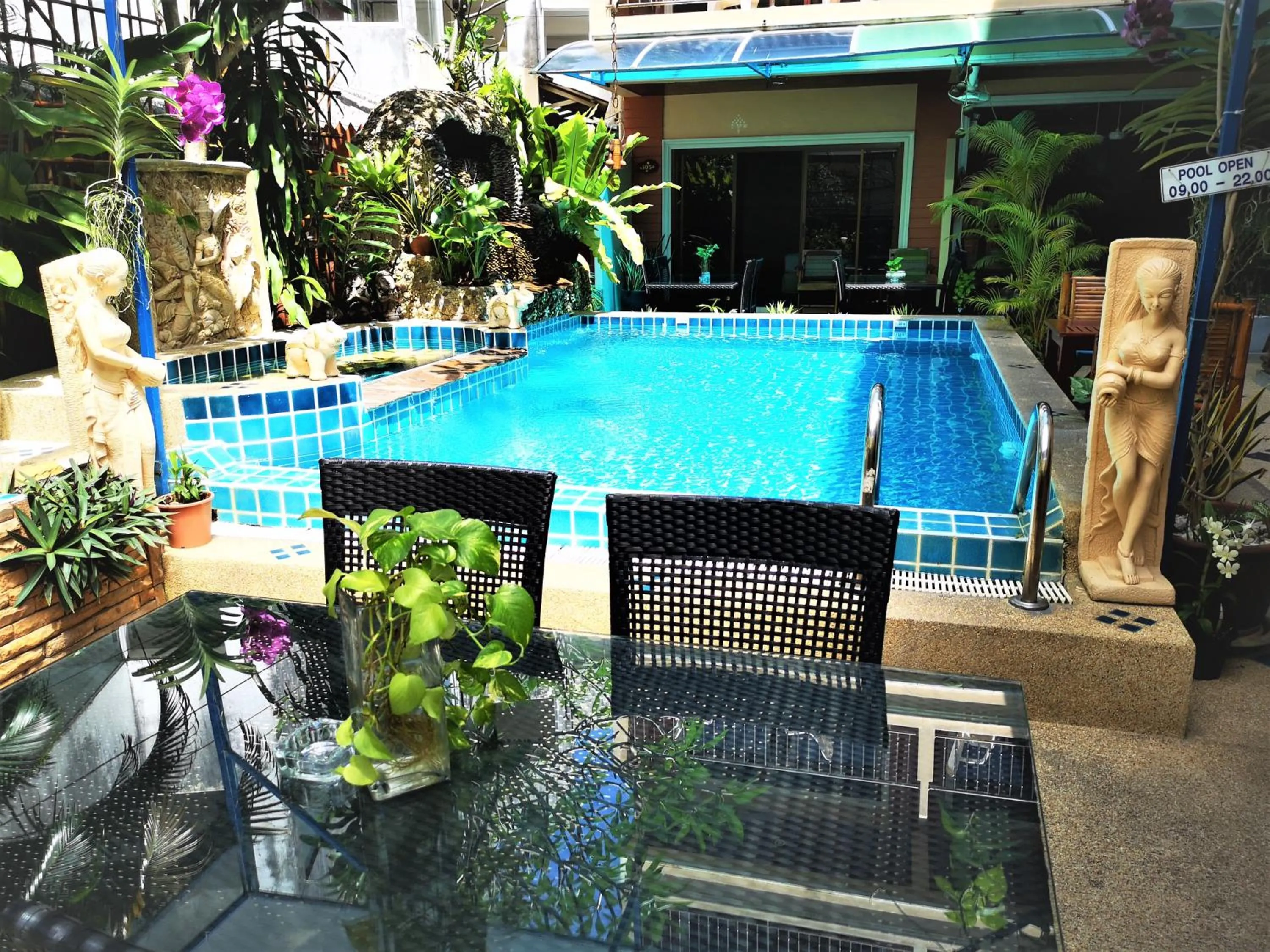 Swimming pool in Seven Seas Hotel Patong Beach