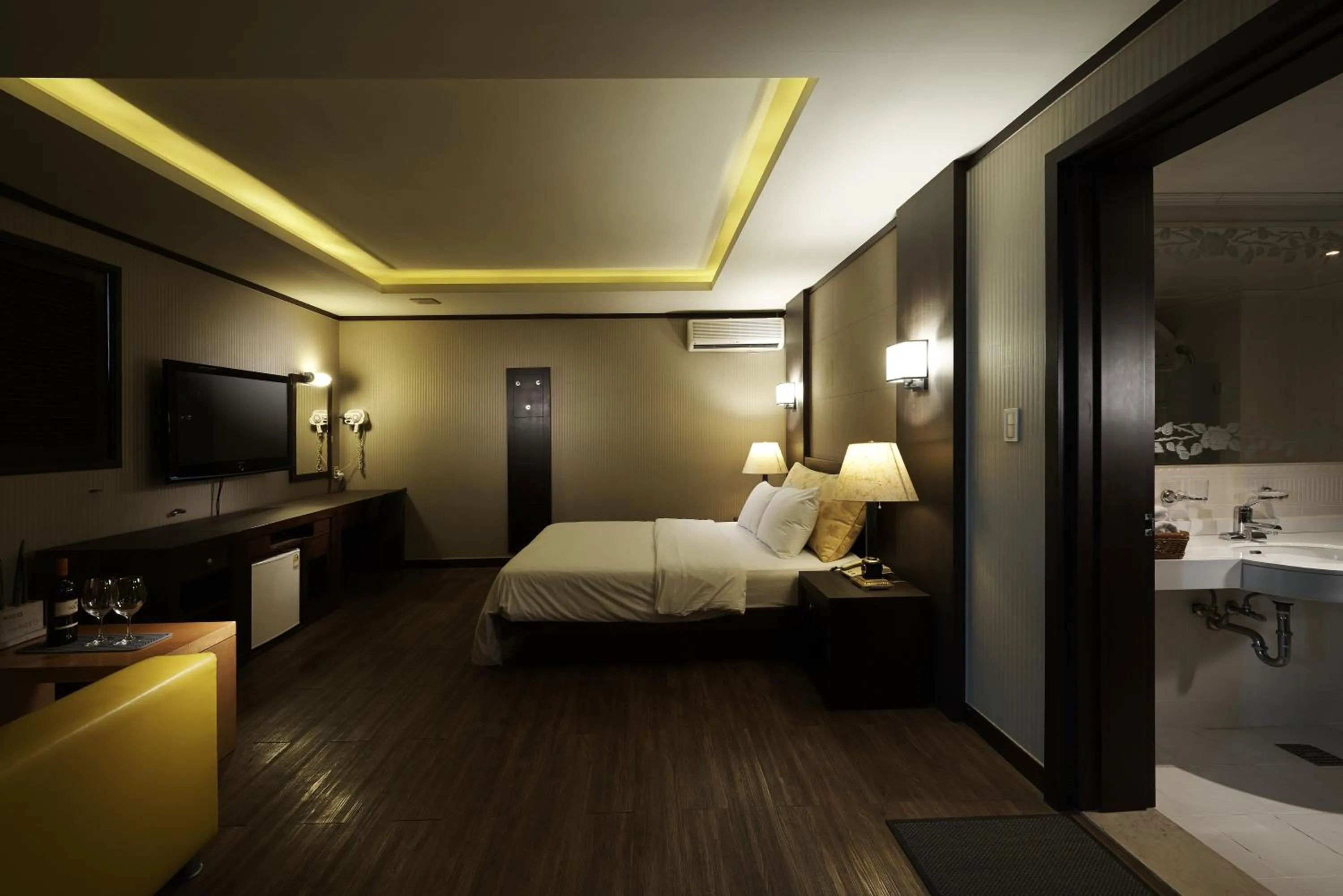Bed in Hotel Noblesse, Yeoksam