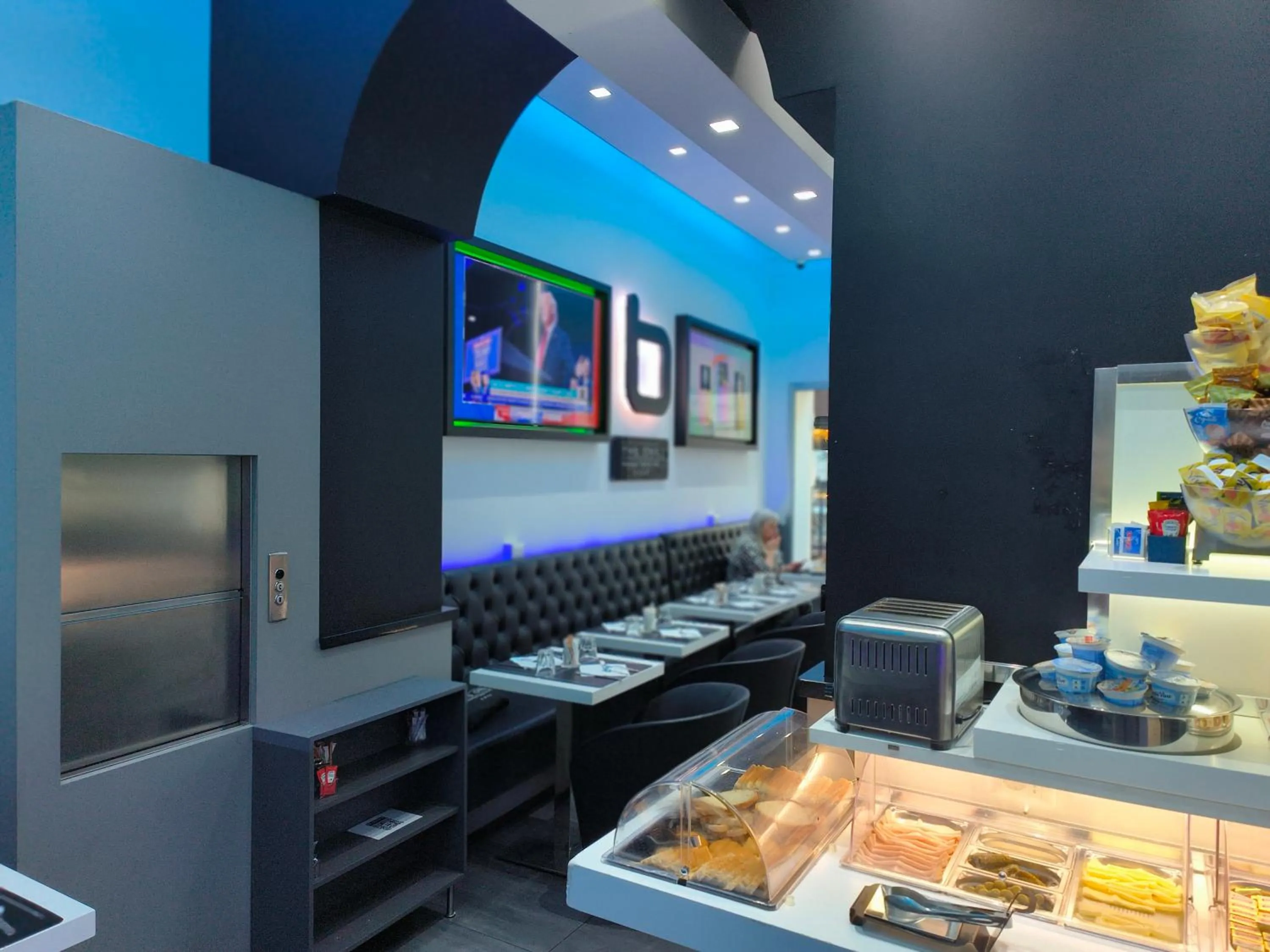 Buffet breakfast in Trevi Contemporary Suite