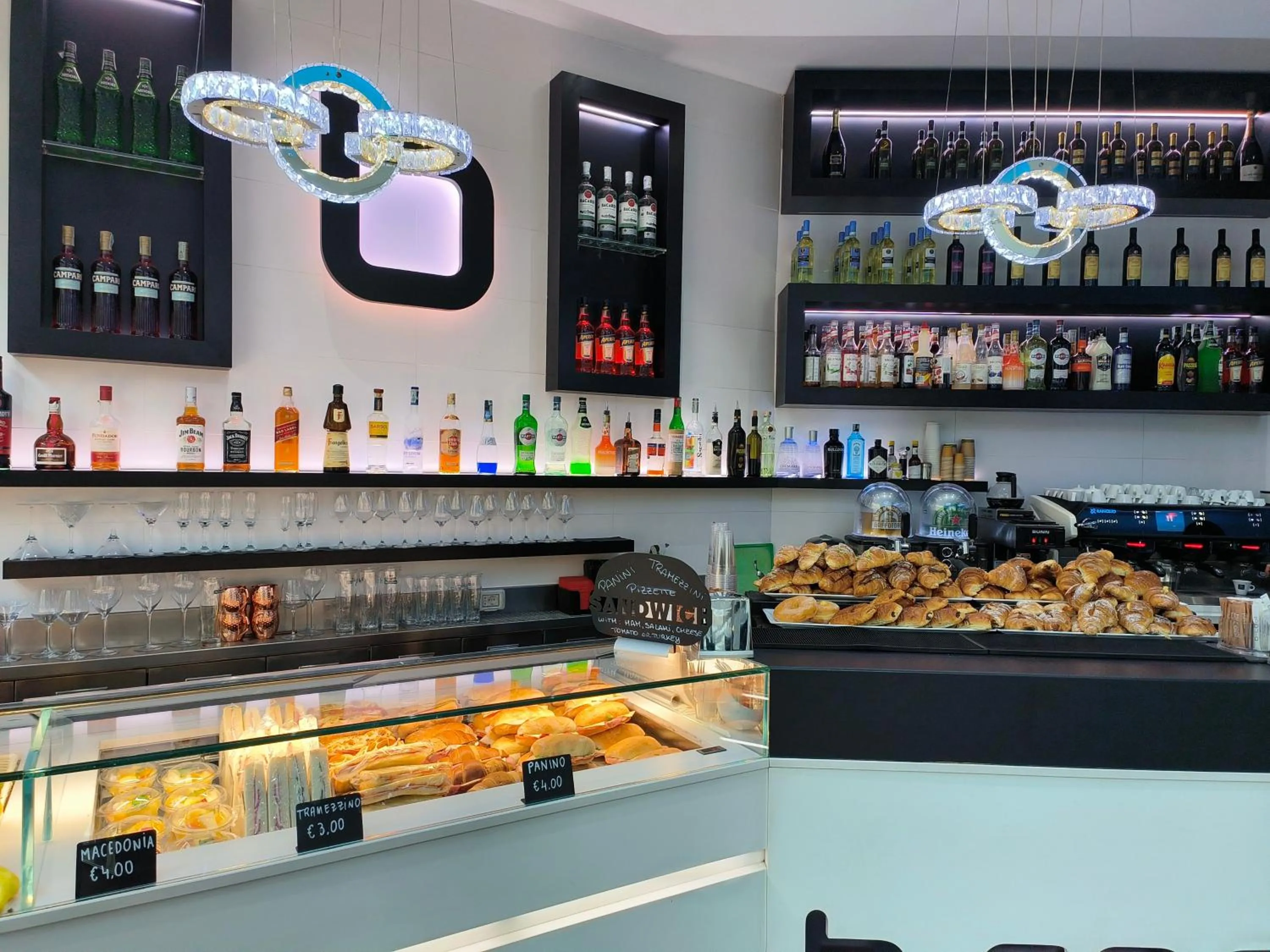 Breakfast in Trevi Contemporary Suite