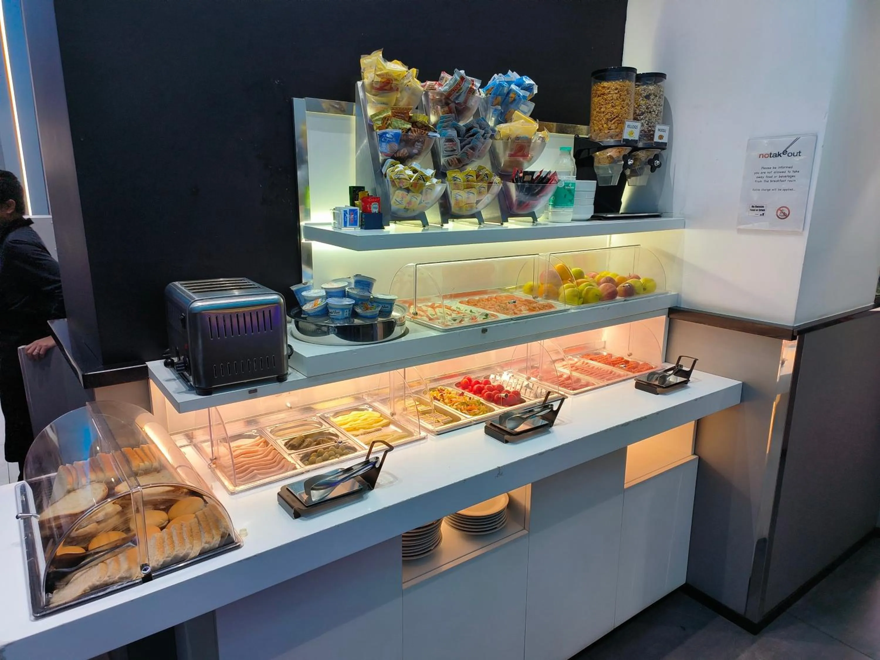 Buffet breakfast in Trevi Contemporary Suite