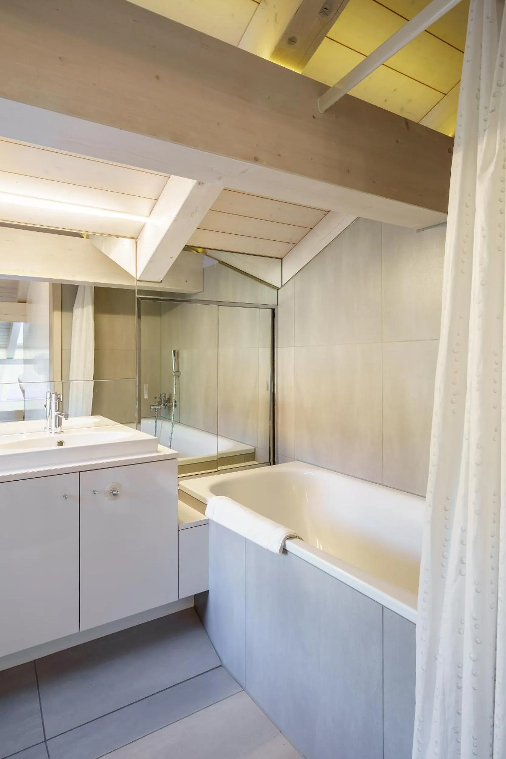 Bath in Schönbühl Hotel & Restaurant Lake Thun