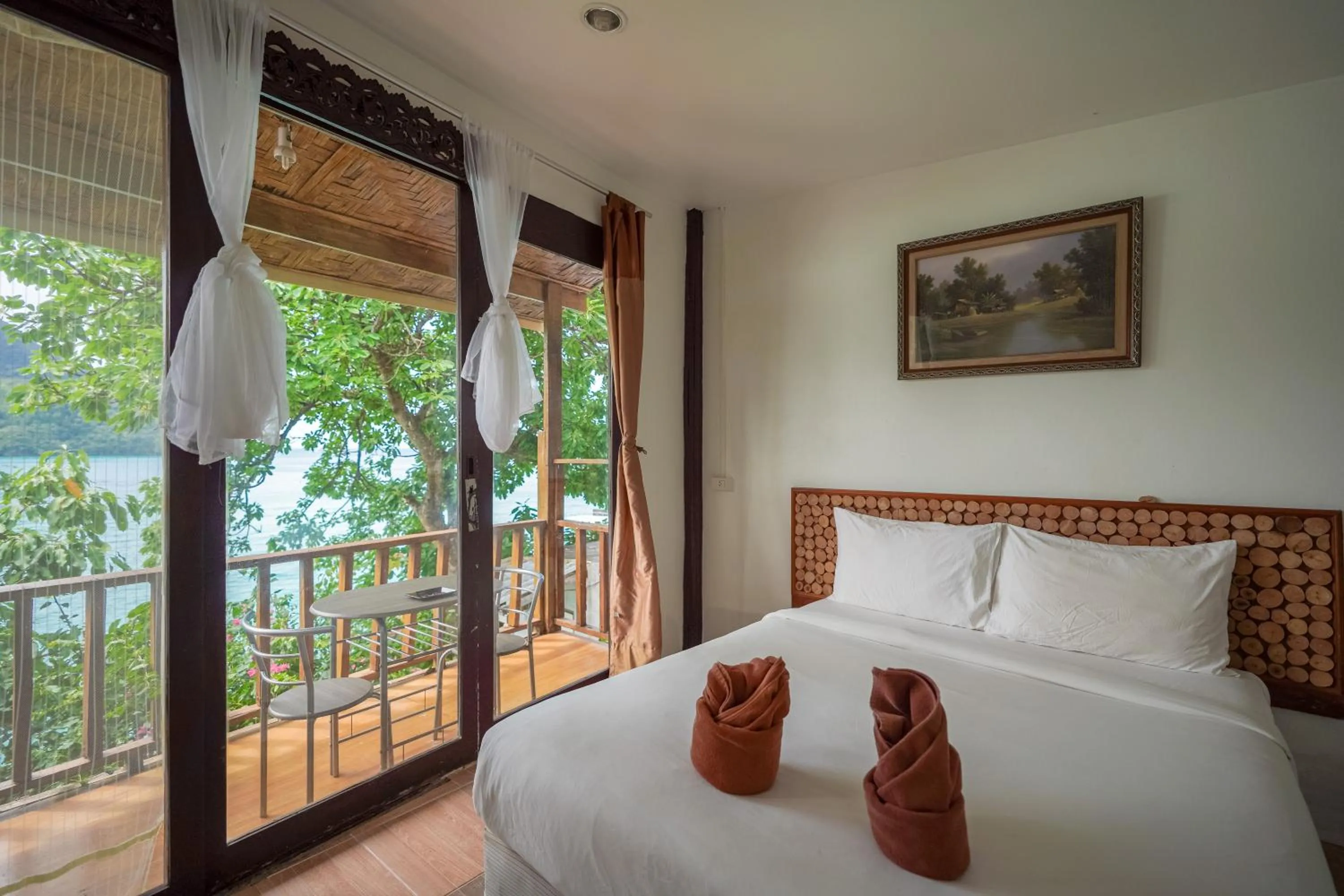 Bed in Phi Phi Cozy Seafront Resort