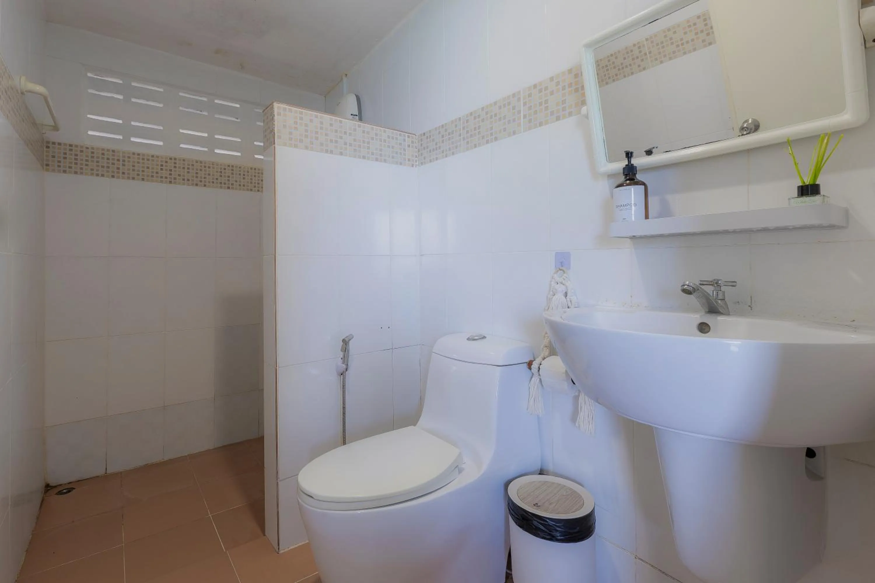 Toilet in Phi Phi Cozy Seafront Resort