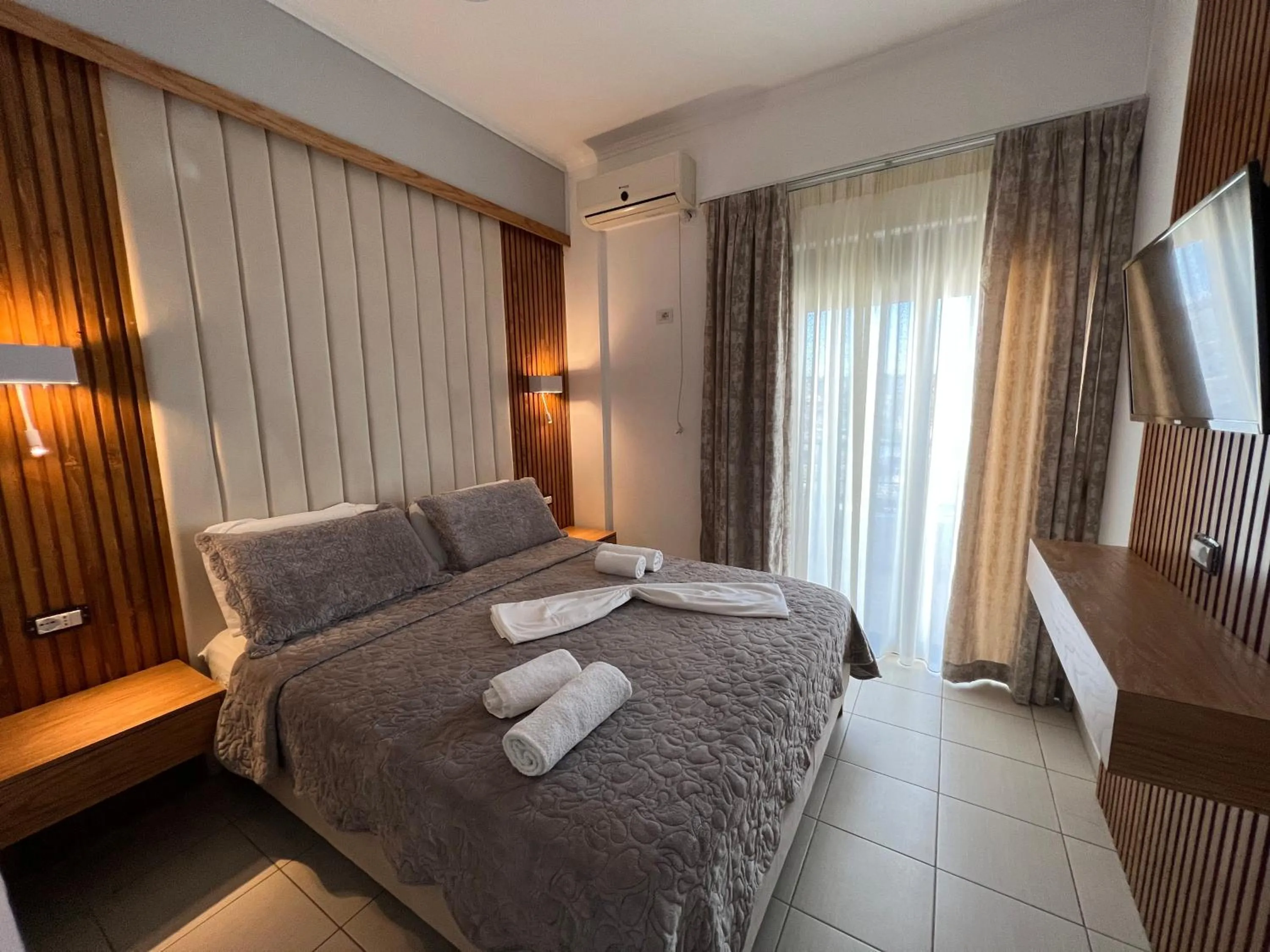 Photo of the whole room, Bed in Ilio Boutique Hotel