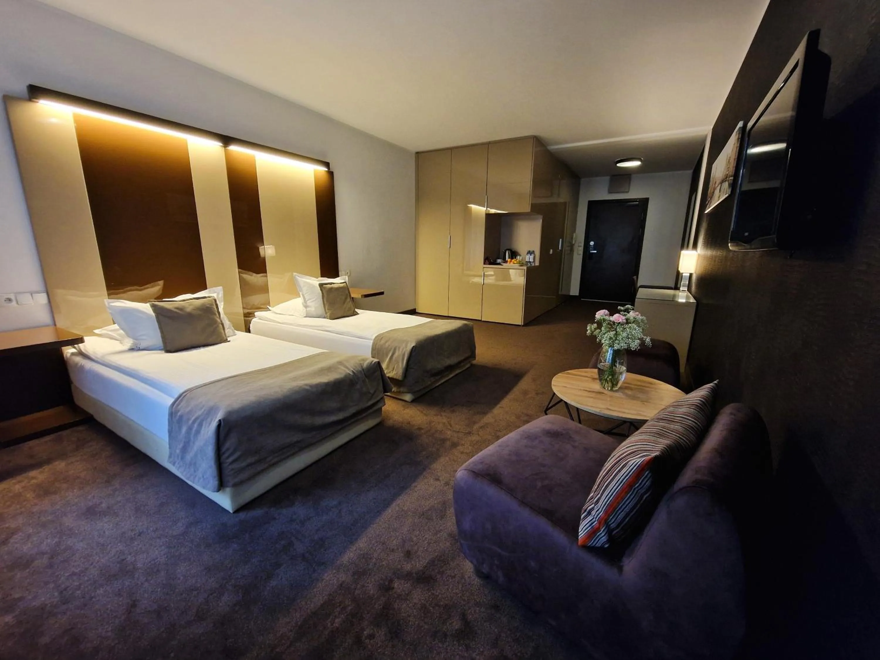 Living room, Bed in Platinum Apartments Aparthotel