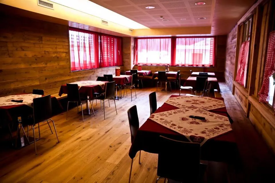 Restaurant/places to eat in Hotel Kube