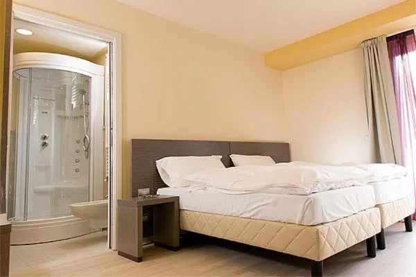 Shower, Bed in Hotel Kube