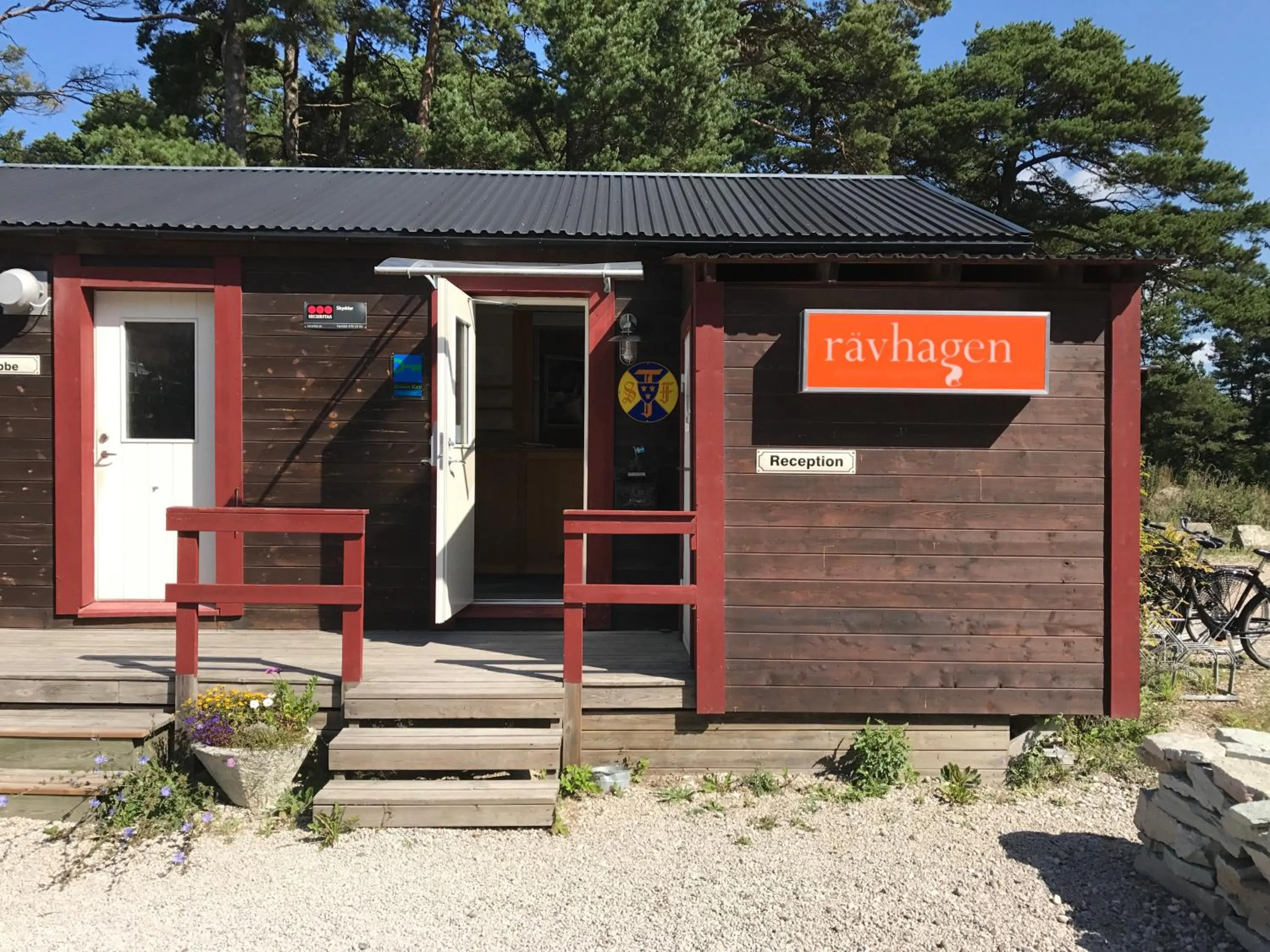 Facade/entrance in STF Hostel Visby/Rävhagen