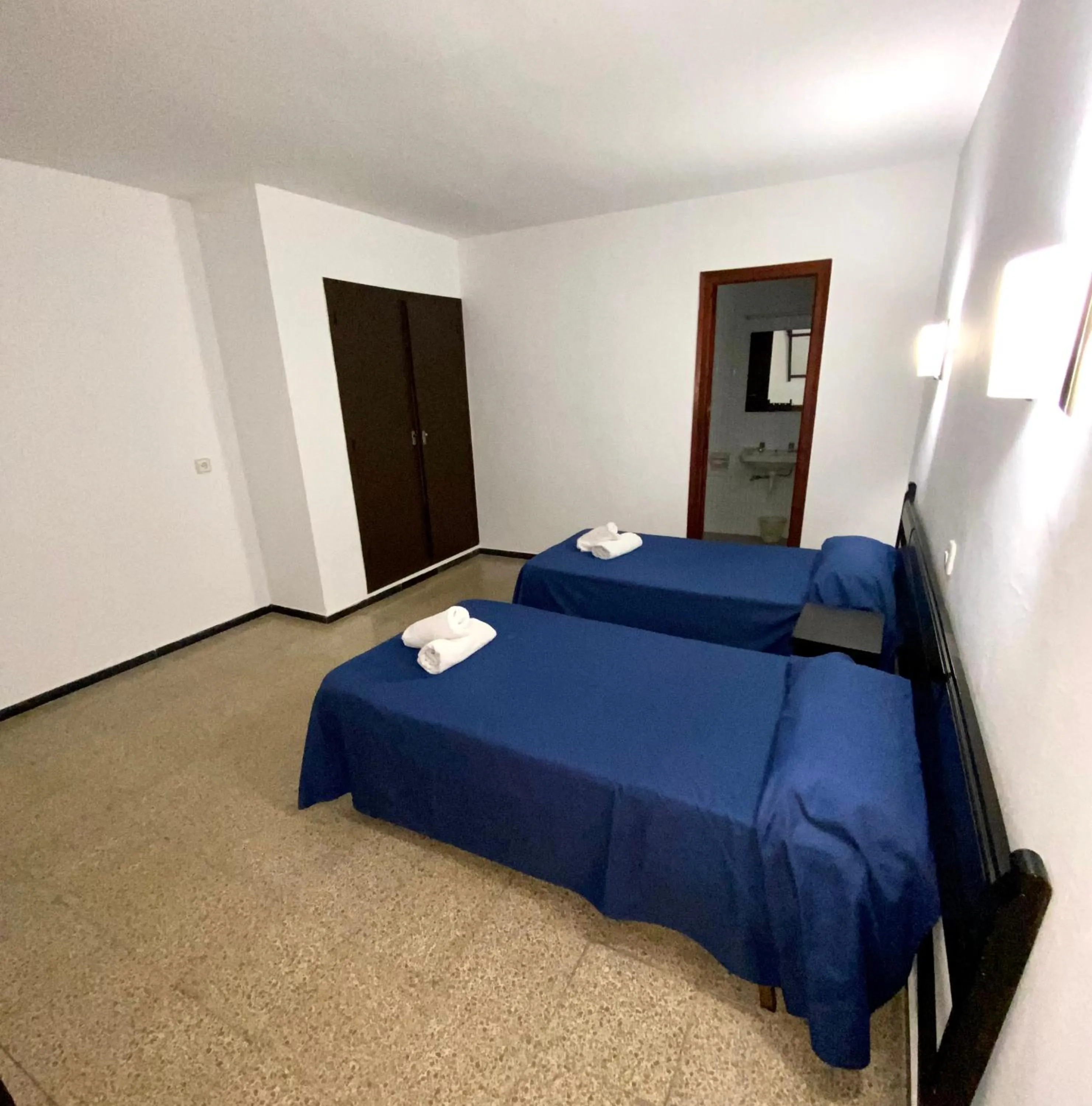 Photo of the whole room, Bed in Clipper Affiliated by FERGUS "Youth Recommended"