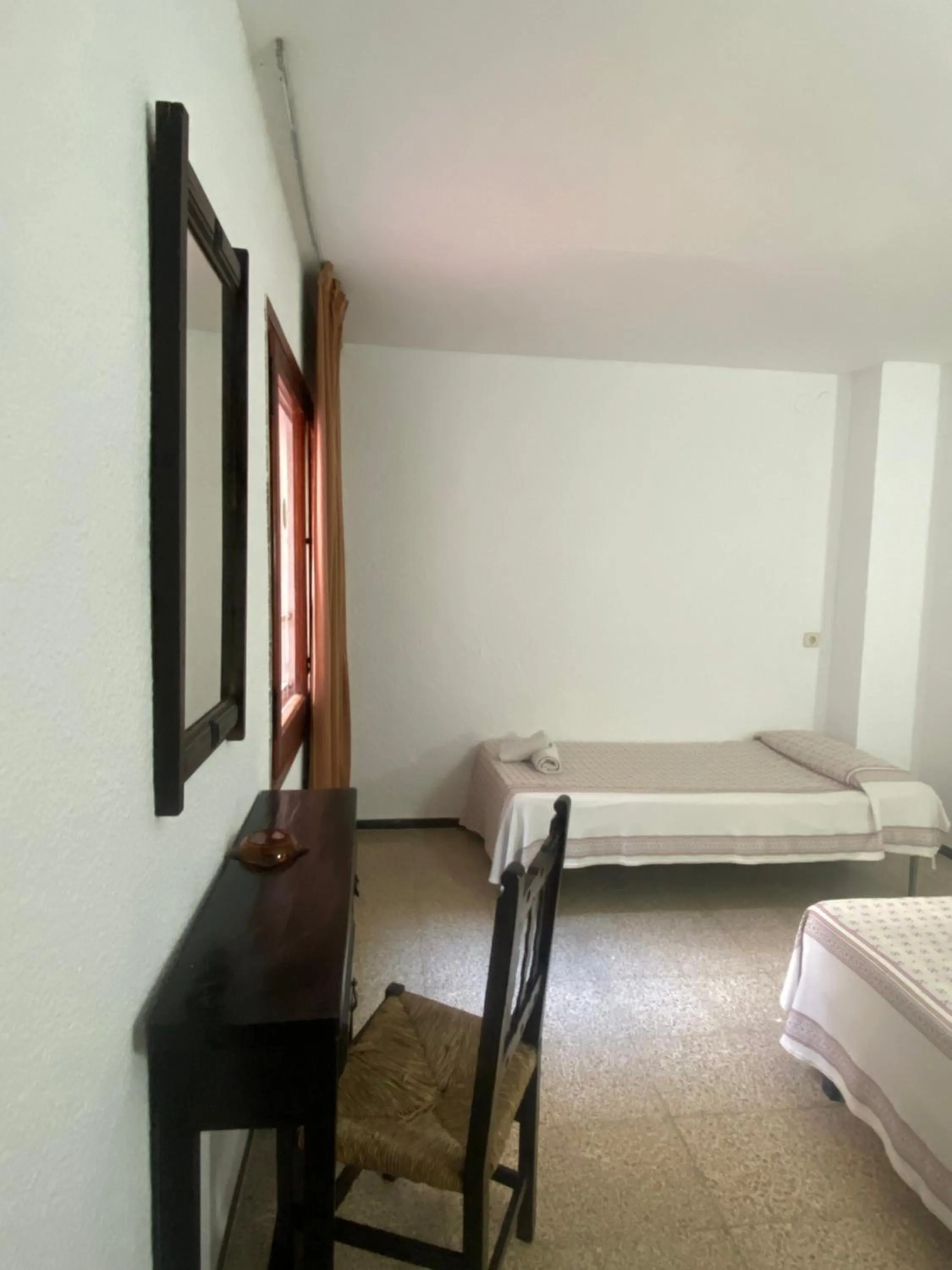 Photo of the whole room, Bed in Clipper Affiliated by FERGUS "Youth Recommended"