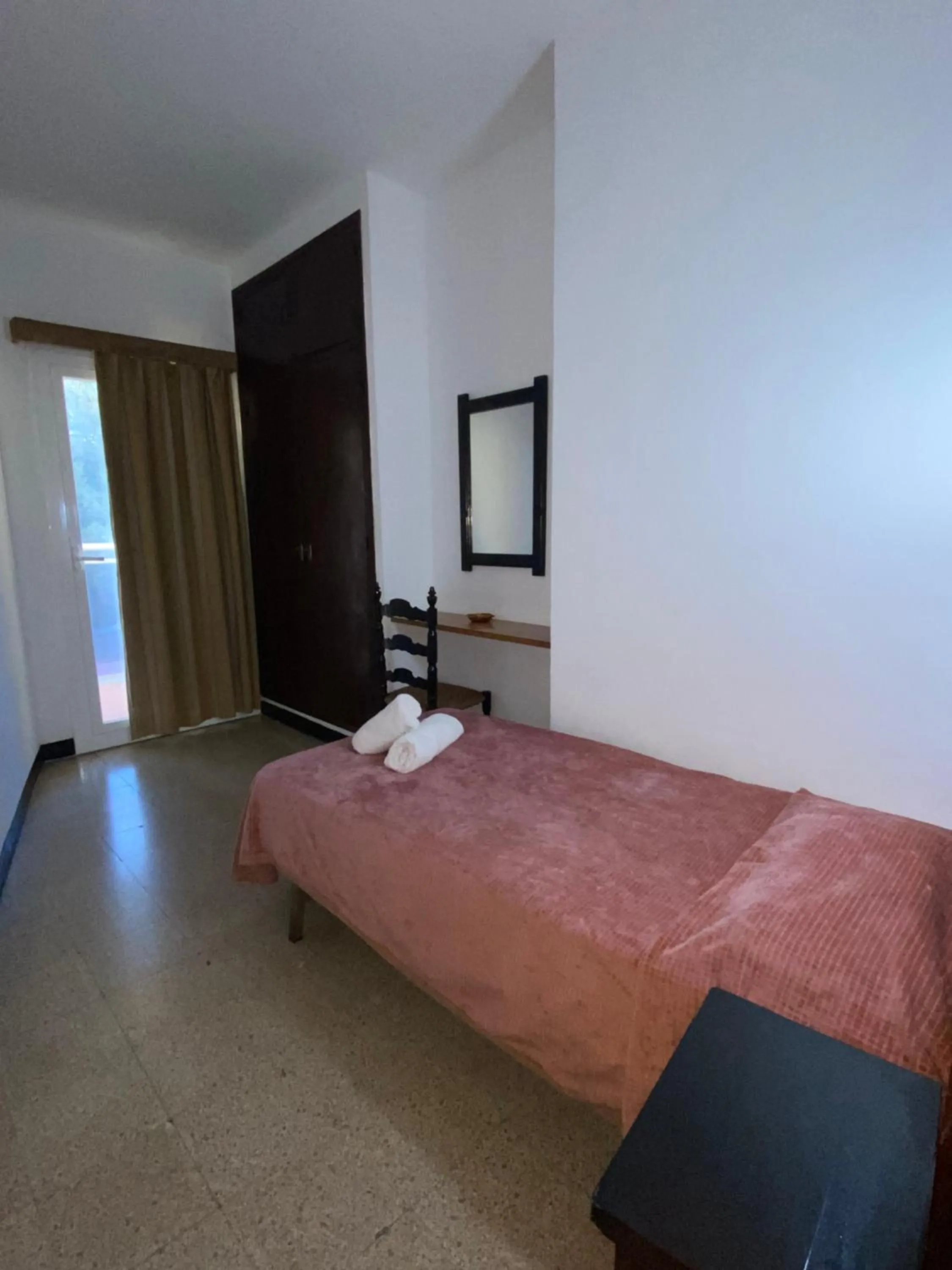 Photo of the whole room, Bed in Clipper Affiliated by FERGUS "Youth Recommended"