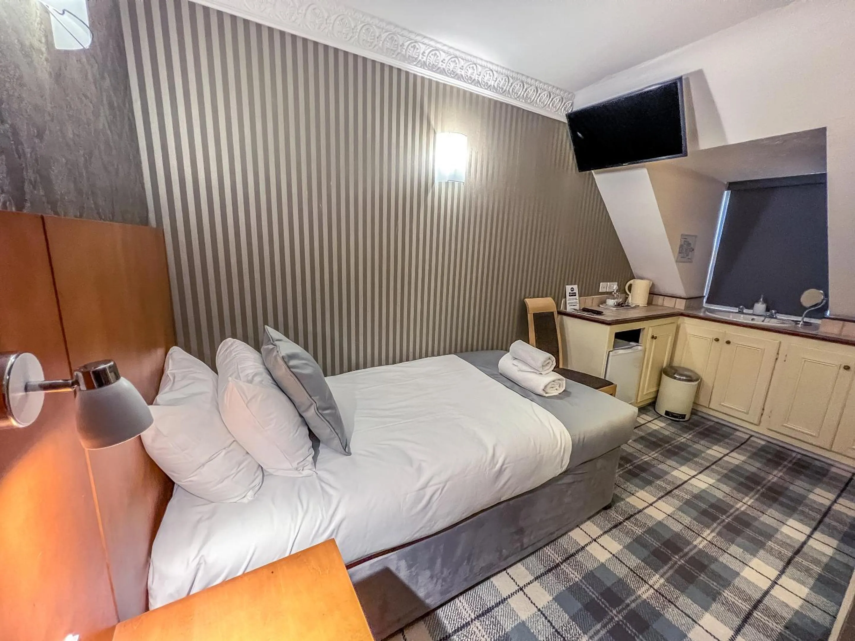 Bedroom, Bed in Quayside Hotel & Bar