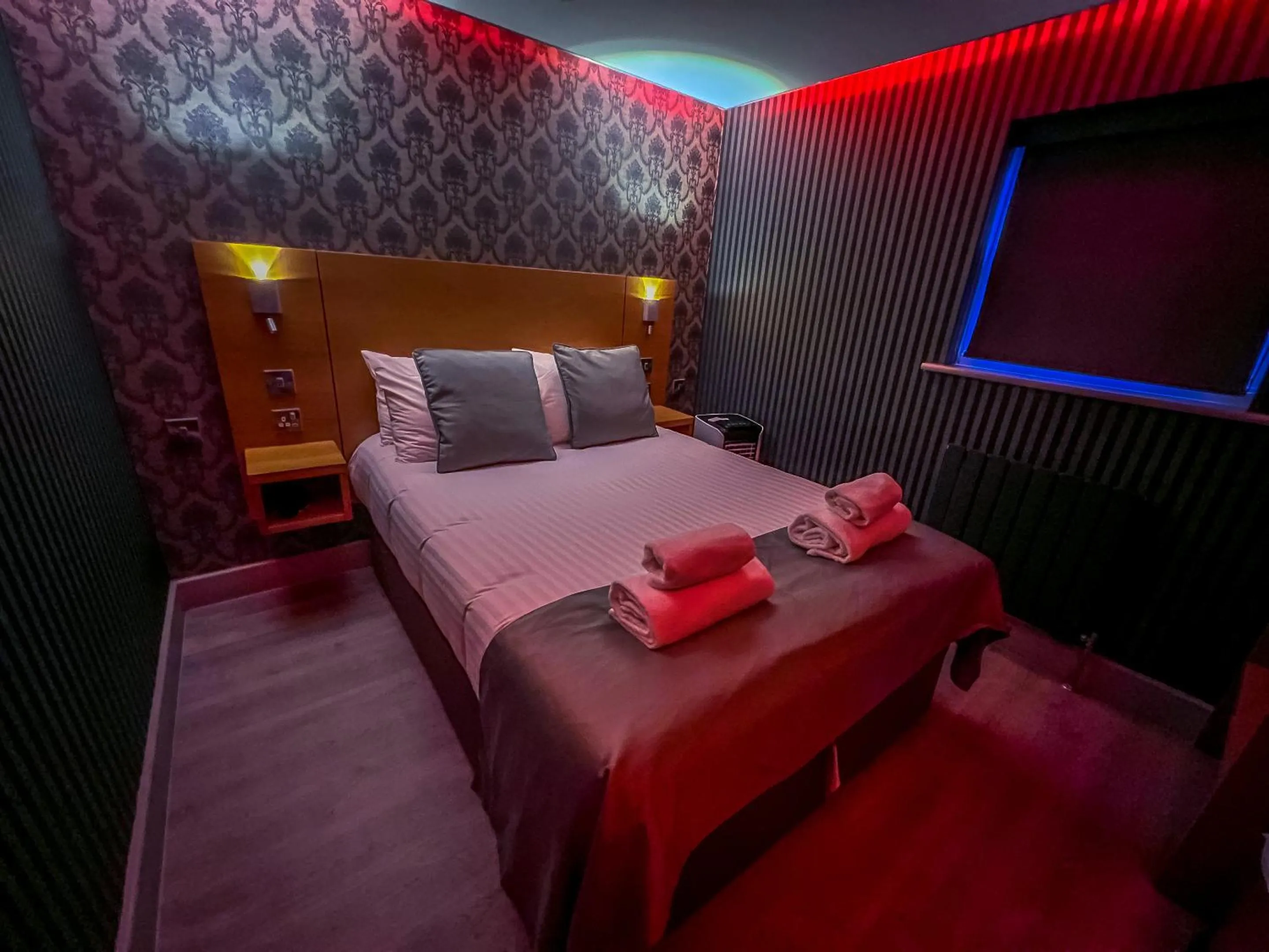 Bedroom, Bed in Quayside Hotel & Bar