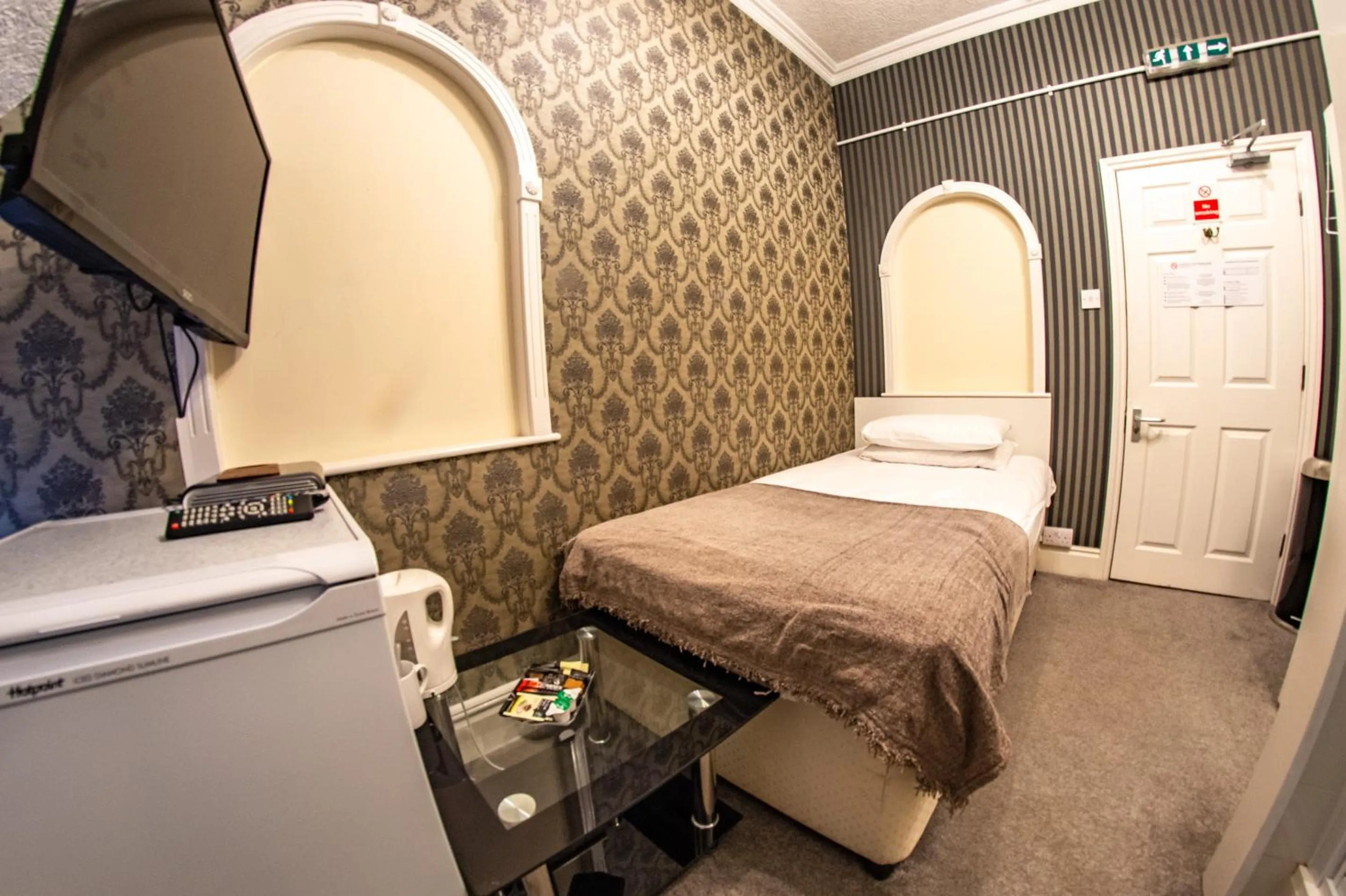 Bedroom, Bed in Quayside Hotel & Bar