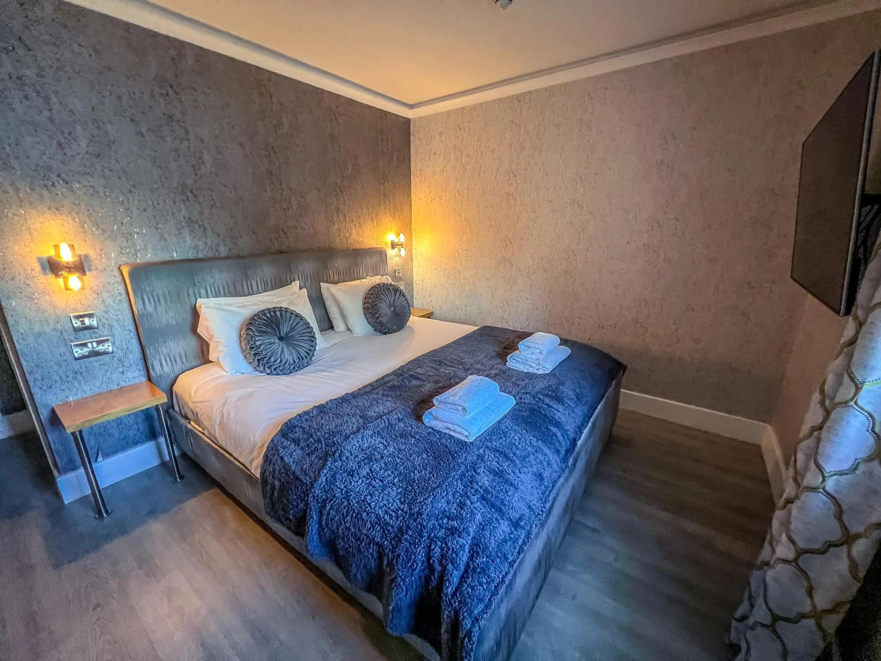 Bedroom, Bed in Quayside Hotel & Bar